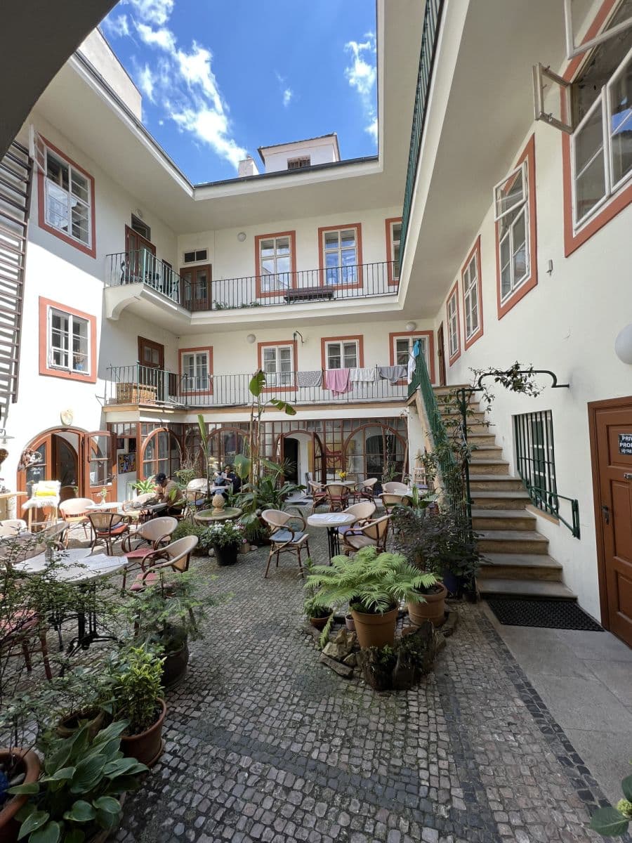 Pronájem bytu  40 m², Mostecká, Praha, Praha