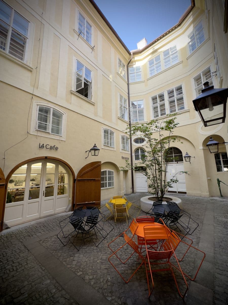 Pronájem bytu  40 m², Mostecká, Praha, Praha