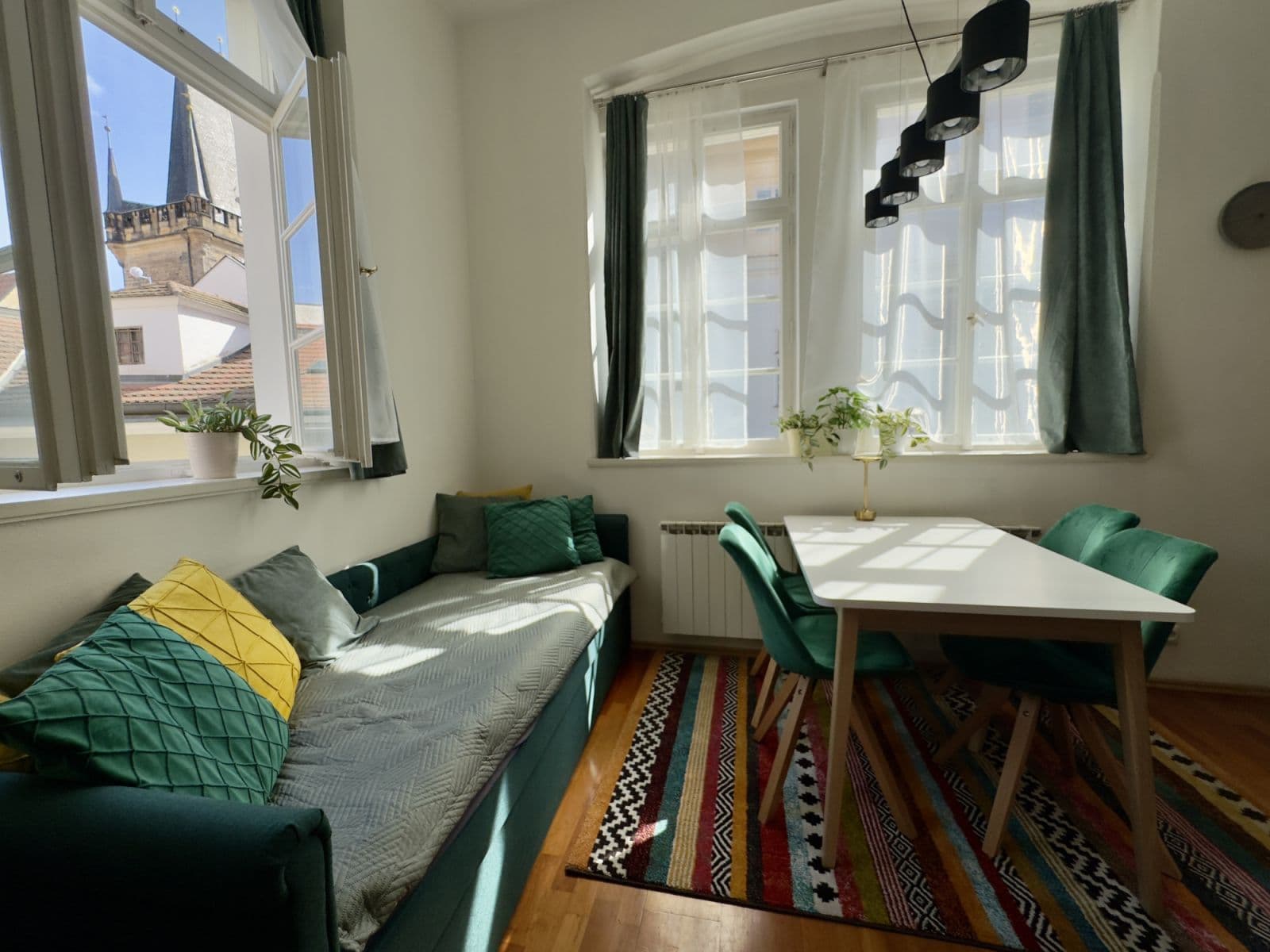Pronájem bytu  40 m², Mostecká, Praha, Praha