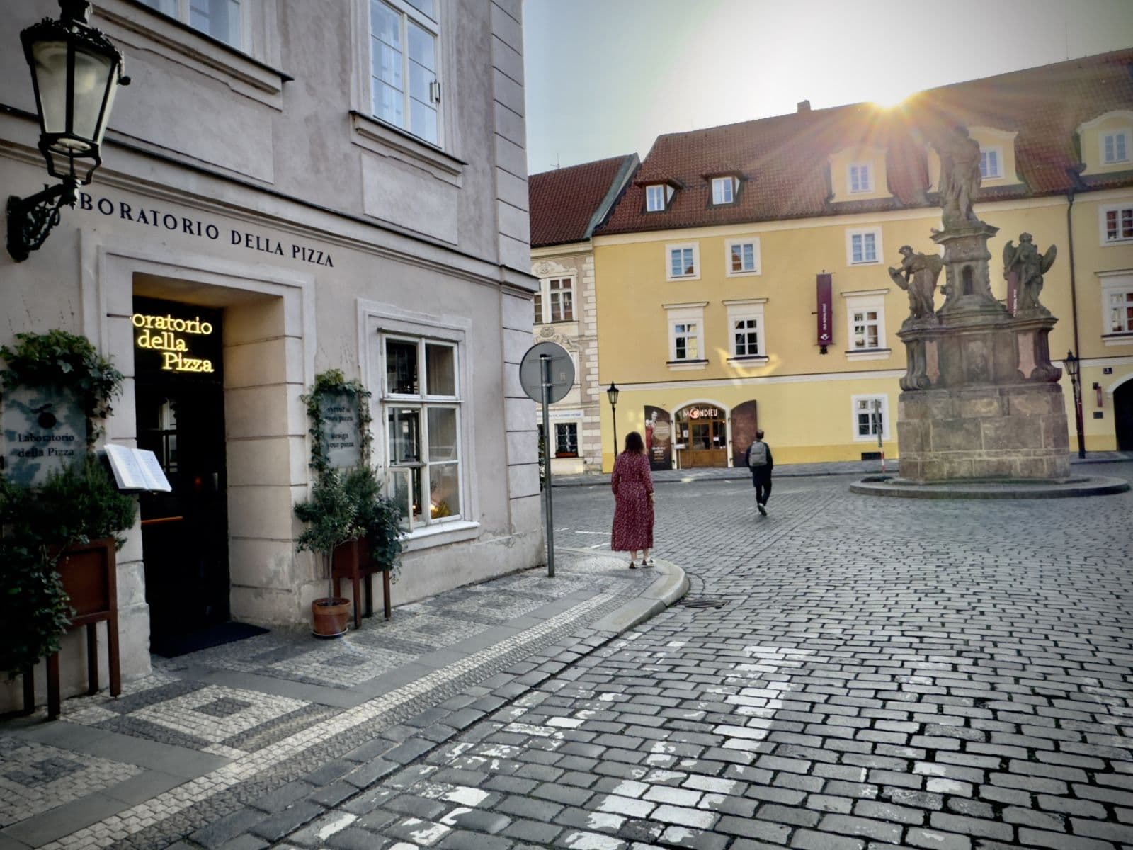 Pronájem bytu  40 m², Mostecká, Praha, Praha