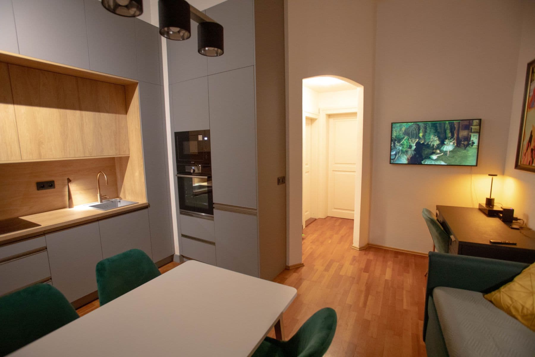 Pronájem bytu  40 m², Mostecká, Praha, Praha