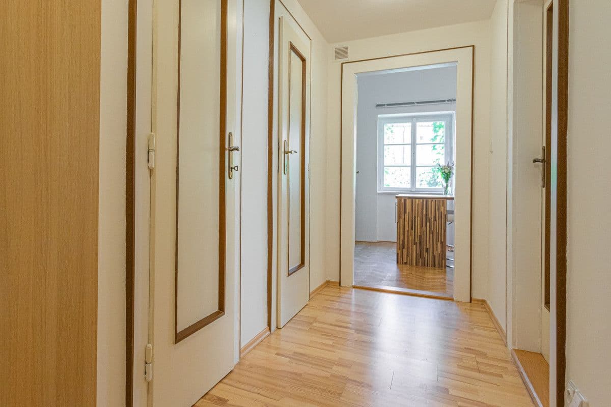 Pronájem bytu  50 m², U Obecního dvora, Praha, Praha