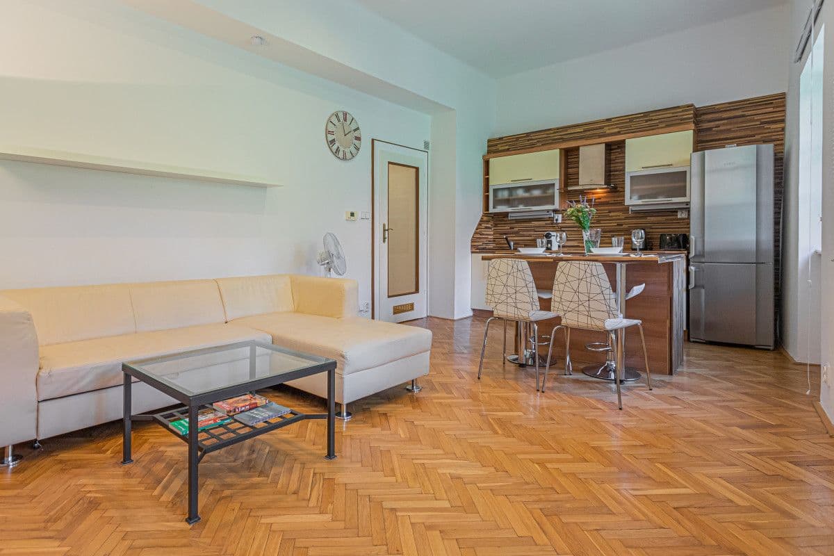 Pronájem bytu  50 m², U Obecního dvora, Praha, Praha