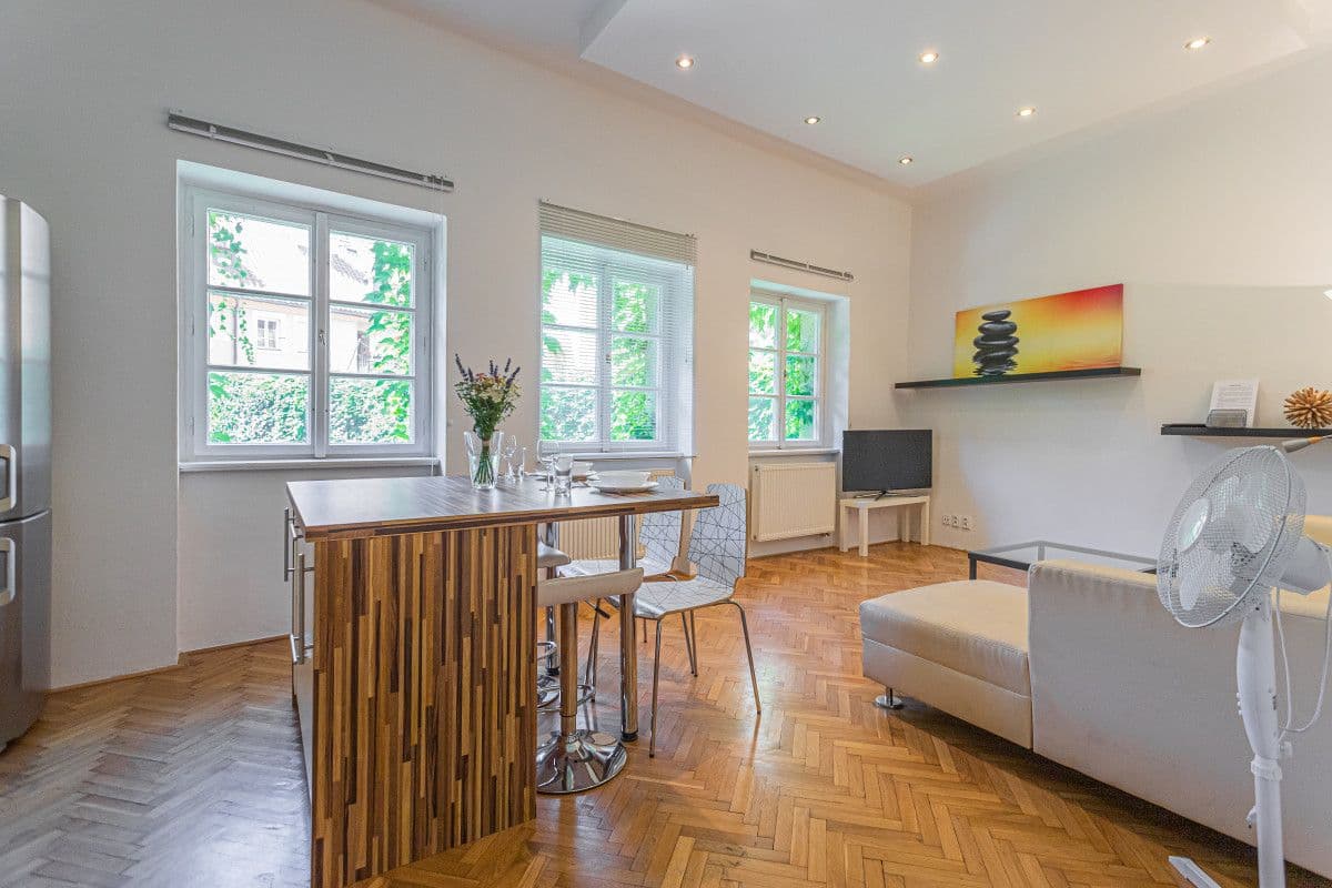 Pronájem bytu  50 m², U Obecního dvora, Praha, Praha