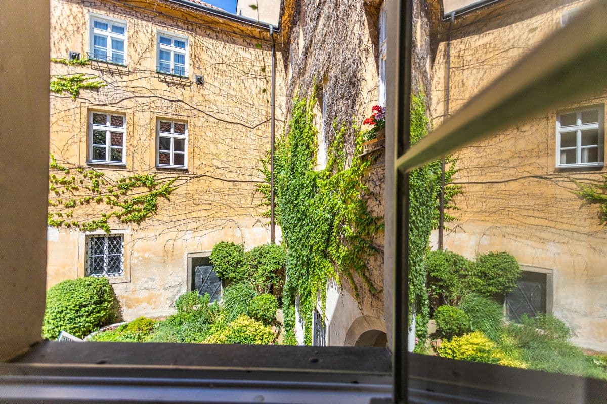 Pronájem bytu  50 m², U Obecního dvora, Praha, Praha