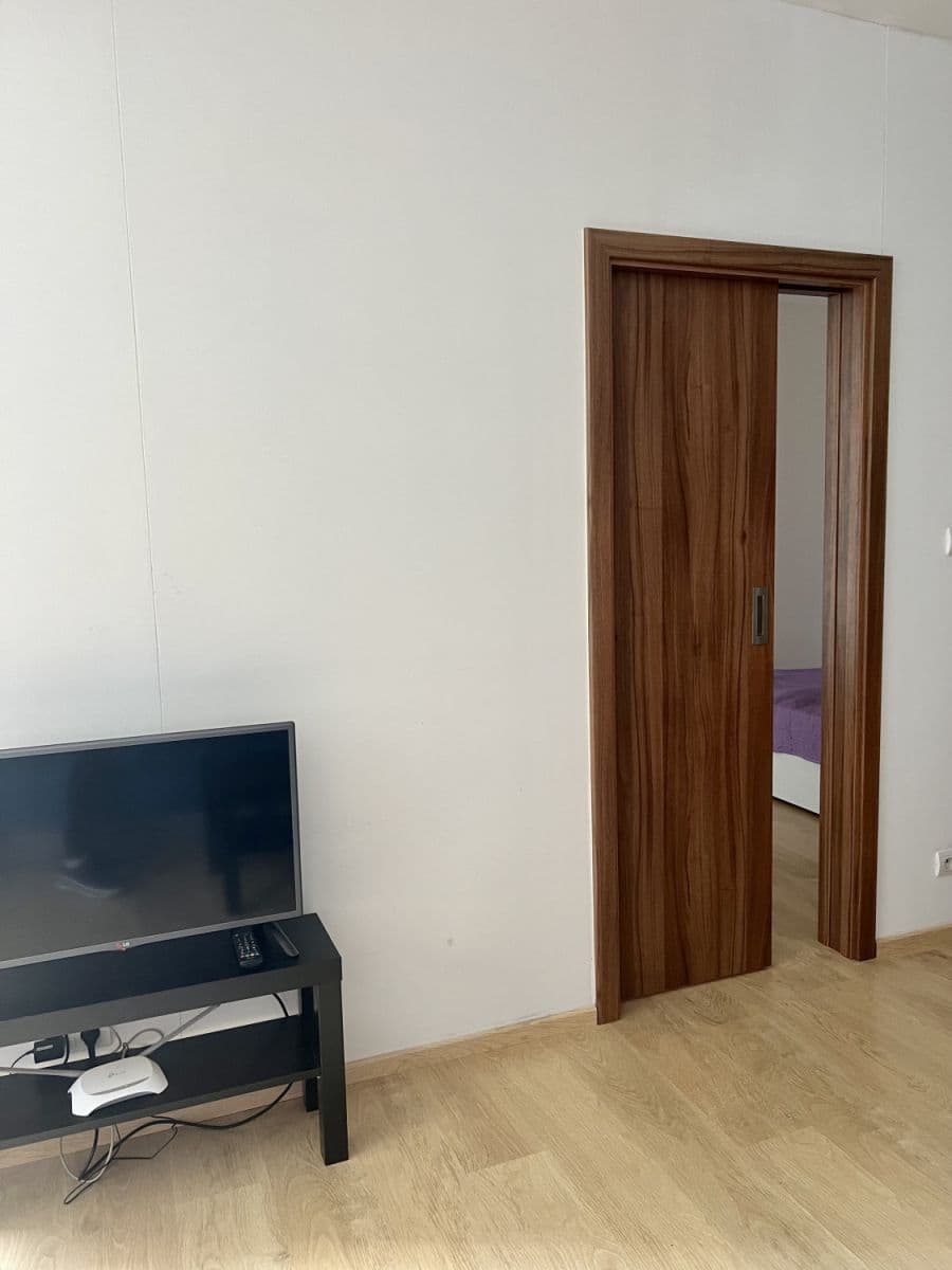 Pronájem bytu  60 m², Zakšínská, Praha, Praha