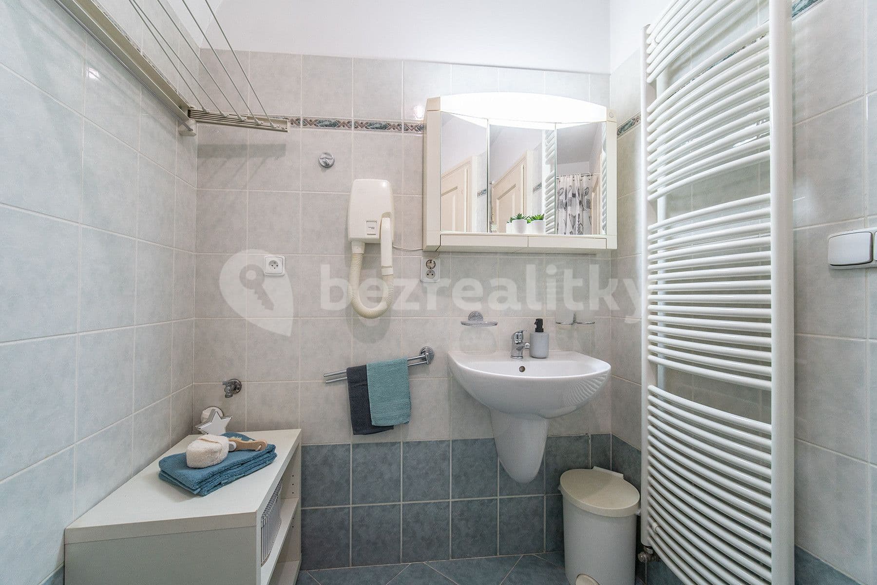 Pronájem bytu  35 m², Mostecká, Praha, Praha