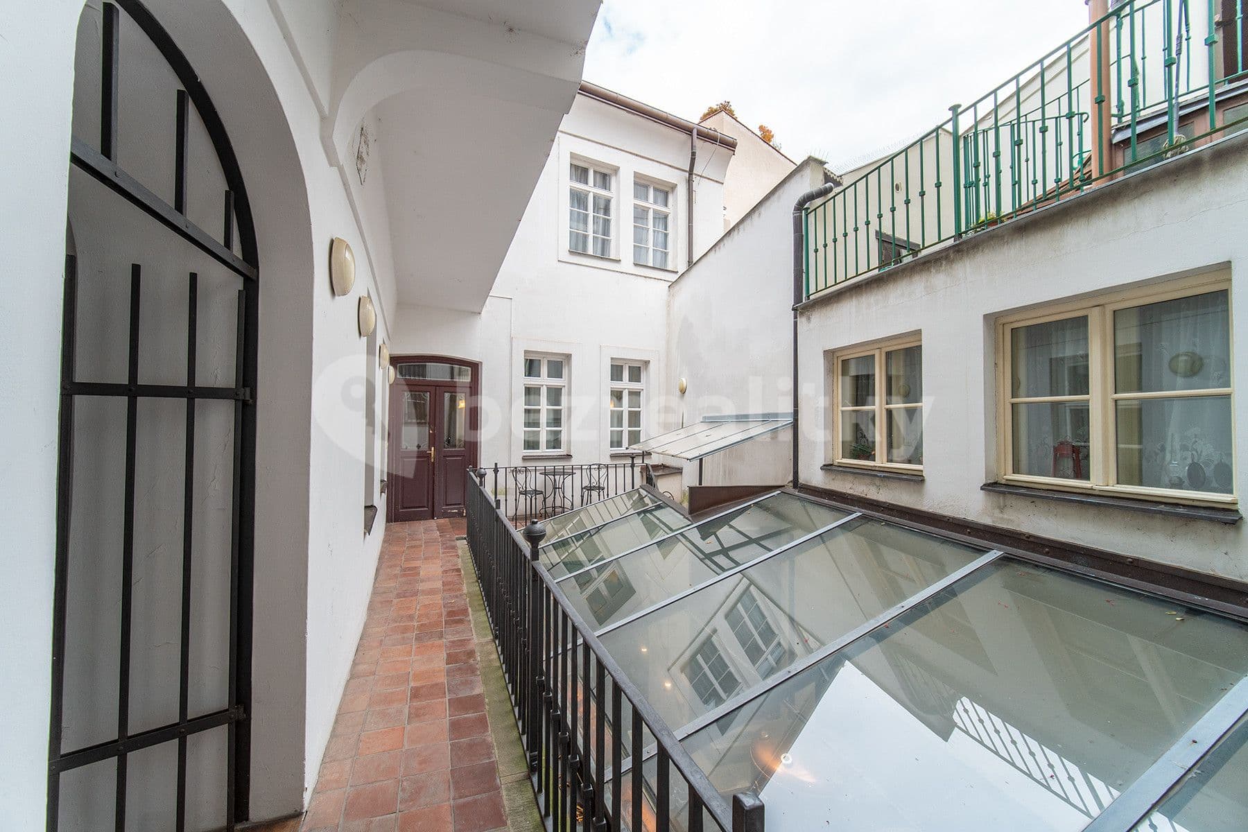 Pronájem bytu  35 m², Mostecká, Praha, Praha