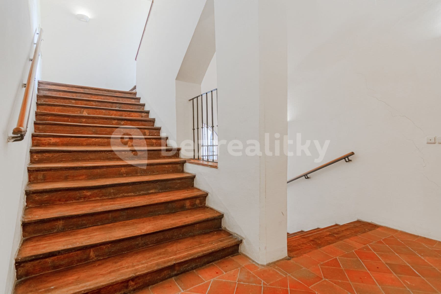 Pronájem bytu  35 m², Mostecká, Praha, Praha