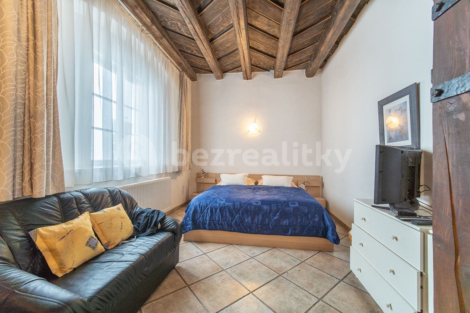 Pronájem bytu  35 m², Mostecká, Praha, Praha