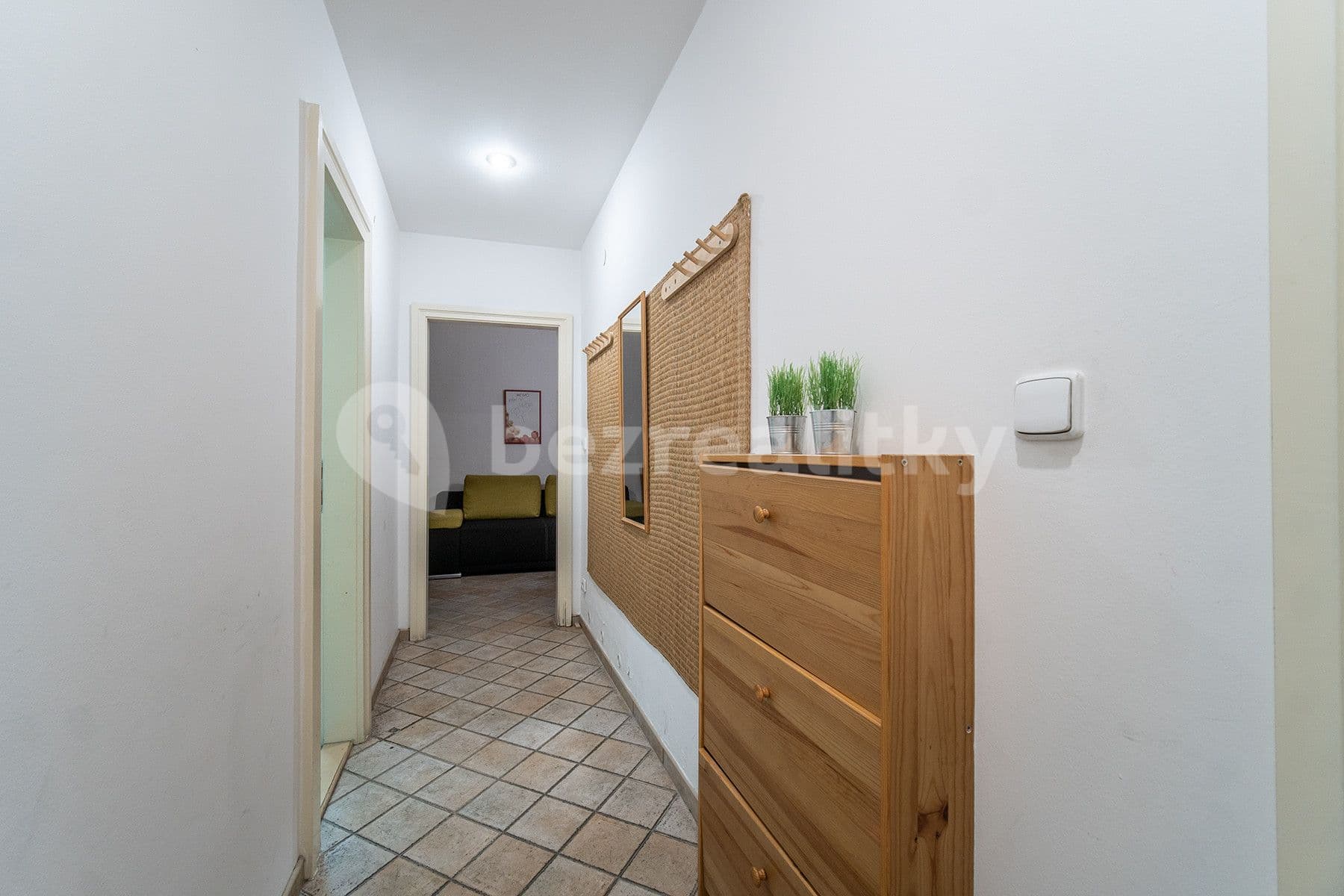 Pronájem bytu  35 m², Mostecká, Praha, Praha