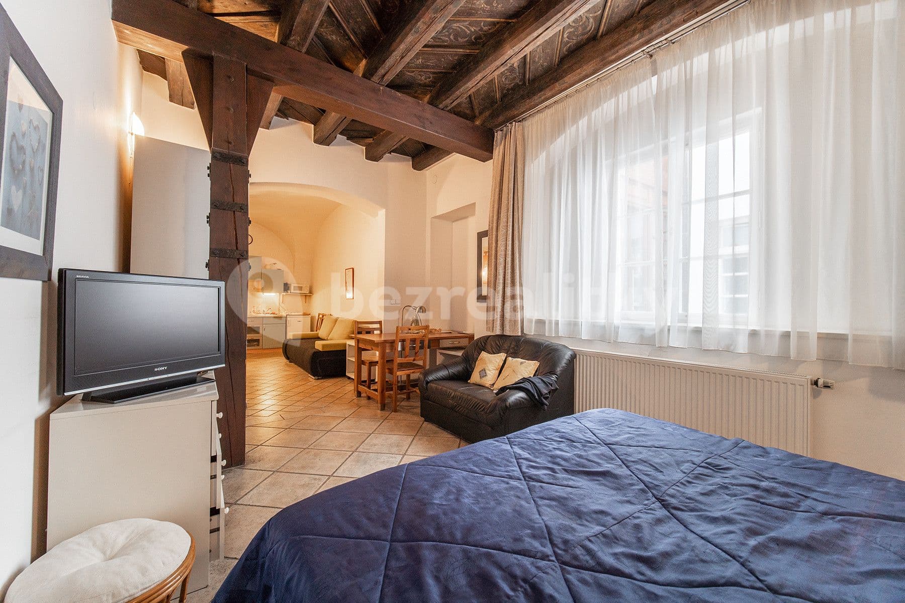 Pronájem bytu  35 m², Mostecká, Praha, Praha