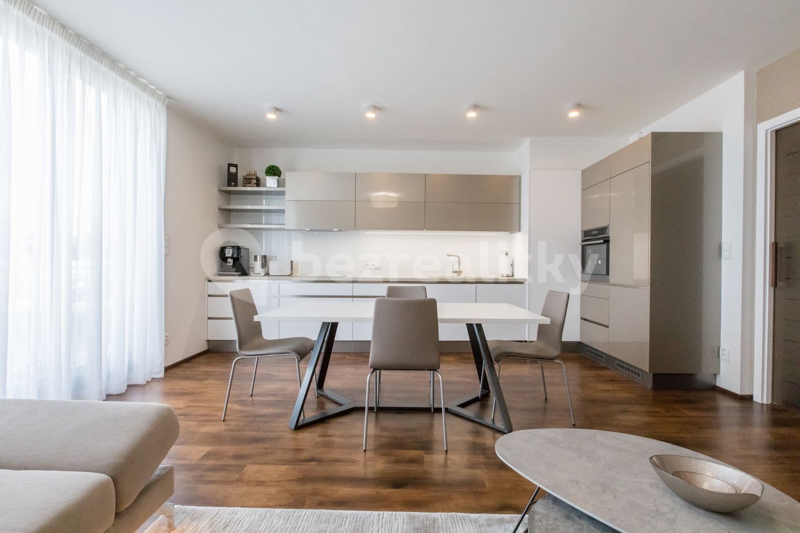 Pronájem bytu  120 m², Hartigova, Praha, Praha