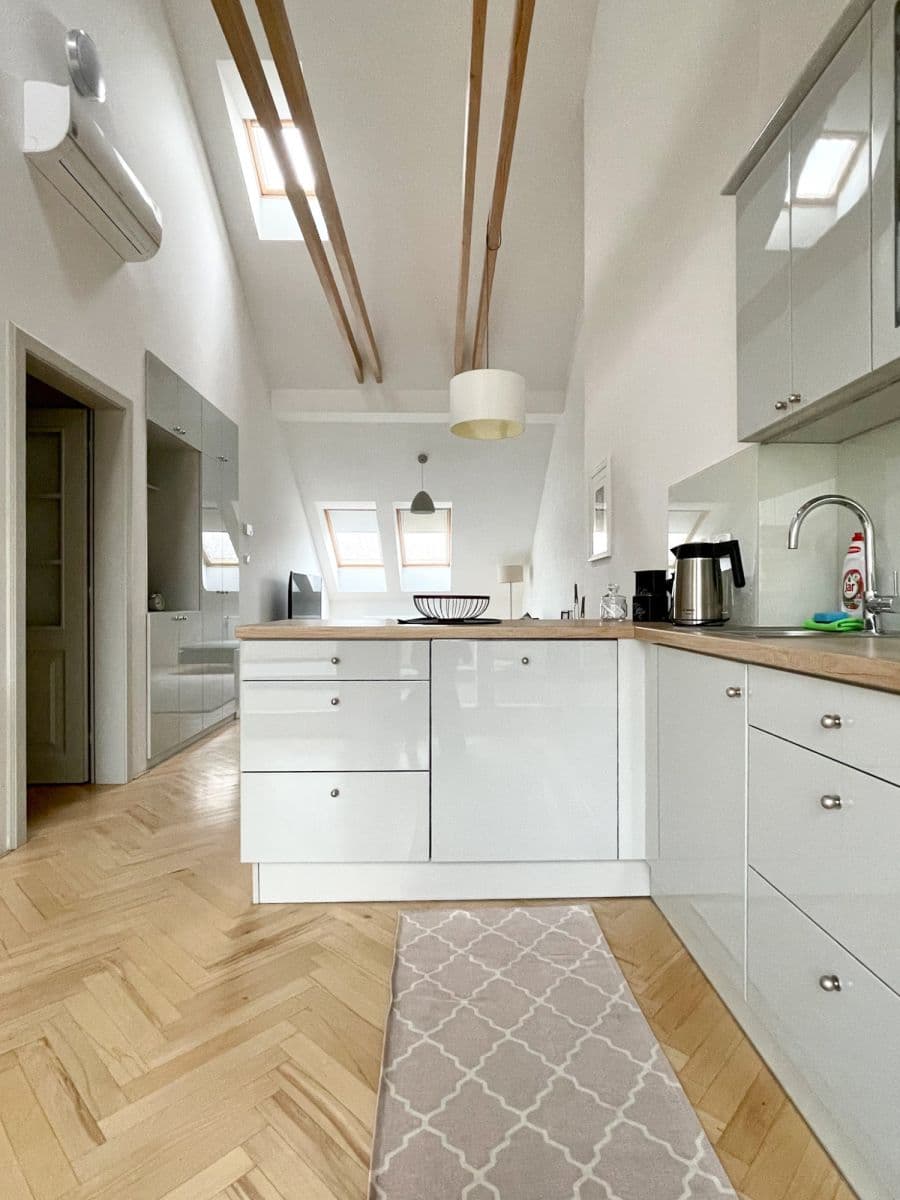 Pronájem bytu  93 m², Blanická, Praha, Praha