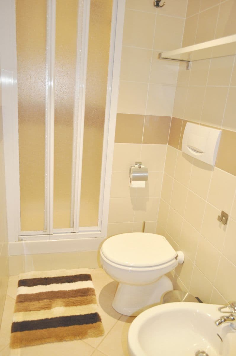 Pronájem bytu  42 m², Korunní, Praha, Praha