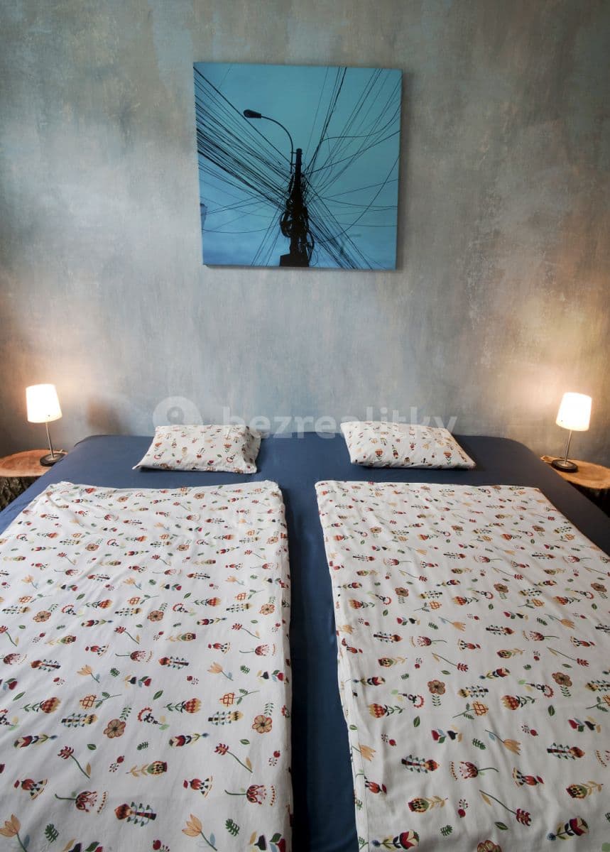 Pronájem bytu  90 m², Pernerova, Praha, Praha