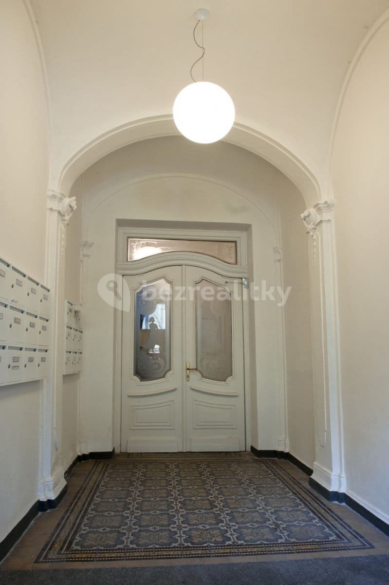 Pronájem bytu  90 m², Pernerova, Praha, Praha