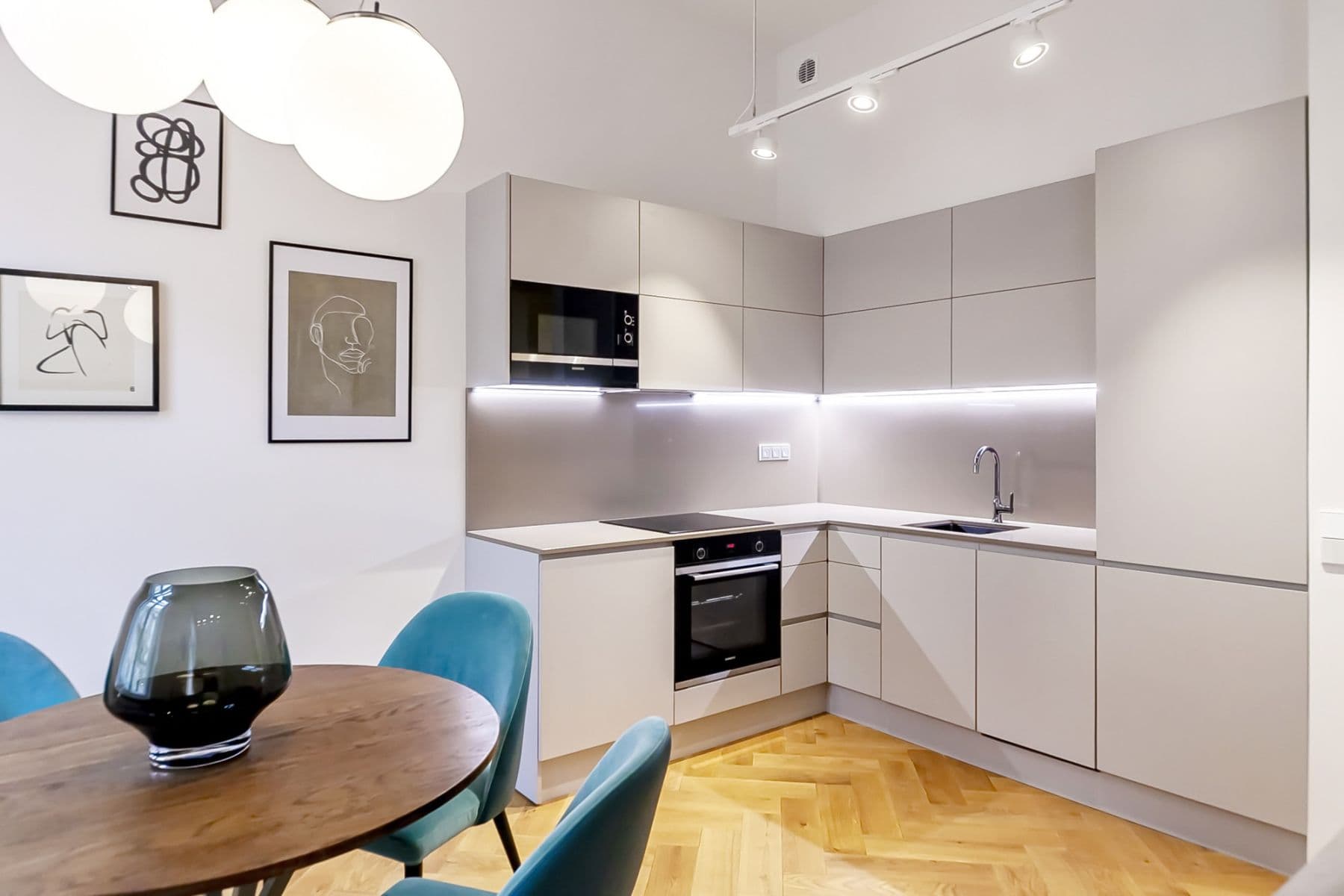 Pronájem bytu  60 m², Dlážděná, Praha, Praha