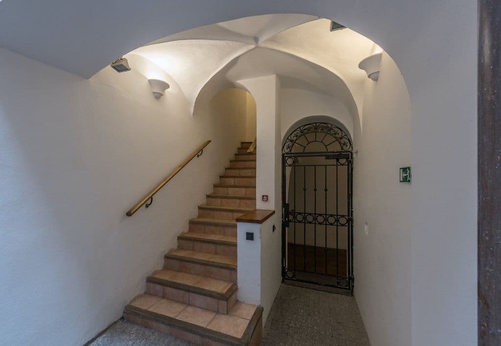 Pronájem bytu  45 m², Vlašská, Praha, Praha