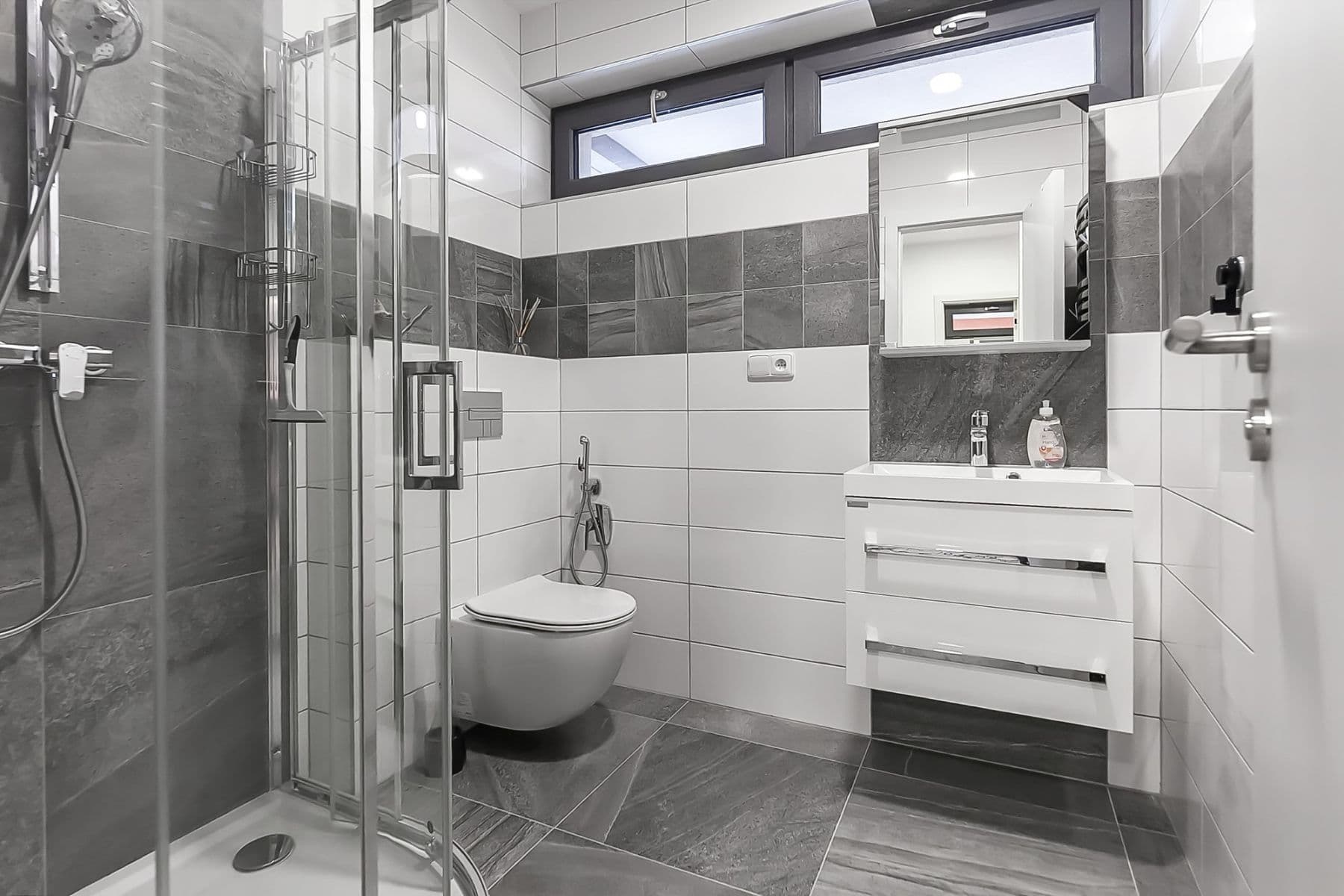 Pronájem bytu  180 m², Ibišková, Praha, Praha