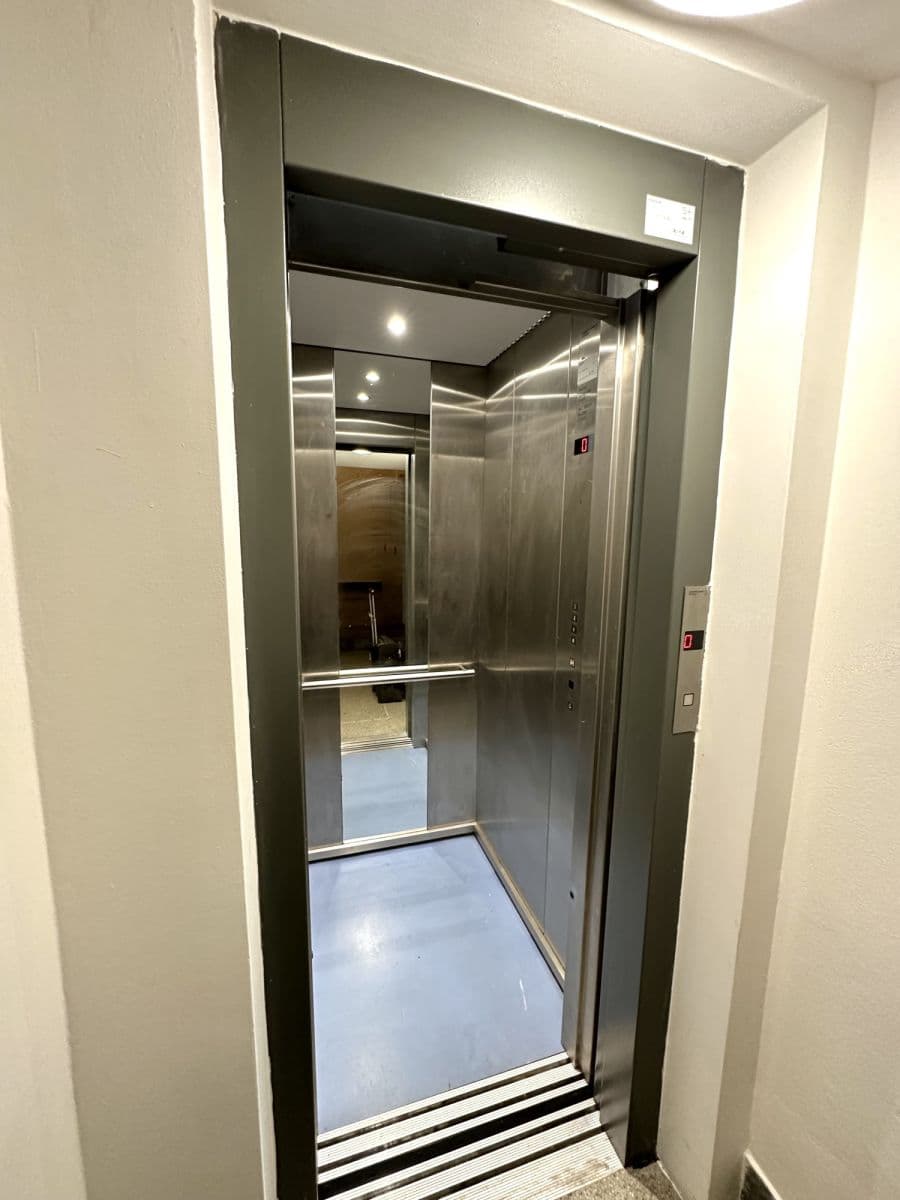 Pronájem bytu  96 m², Křižíkova, Praha, Praha