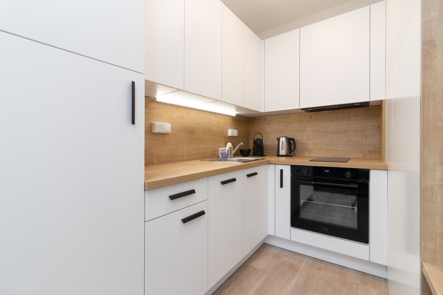 Pronájem bytu  20 m², Plzeňská, Praha, Praha