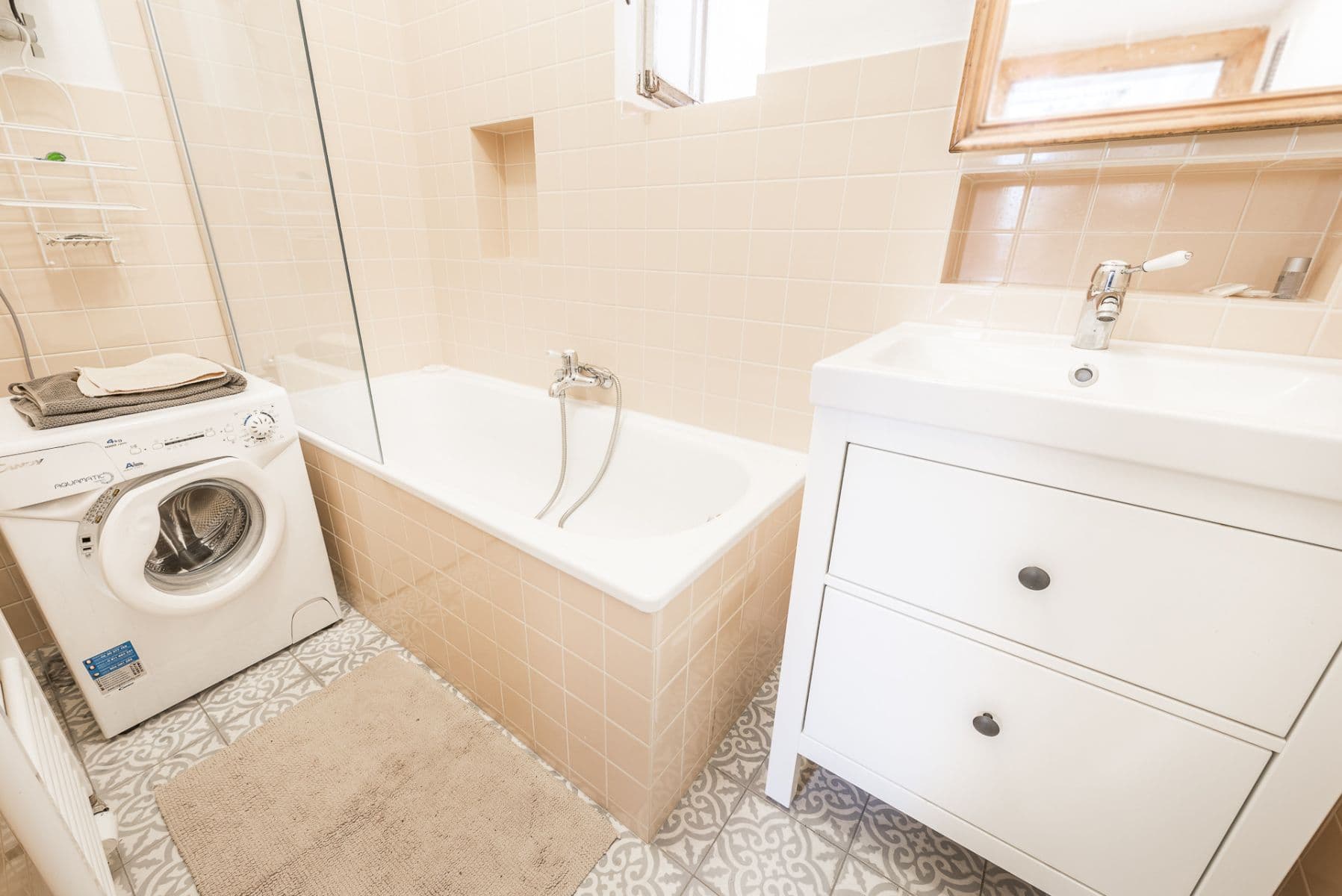 Pronájem bytu  56 m², U Lužického semináře, Praha, Praha