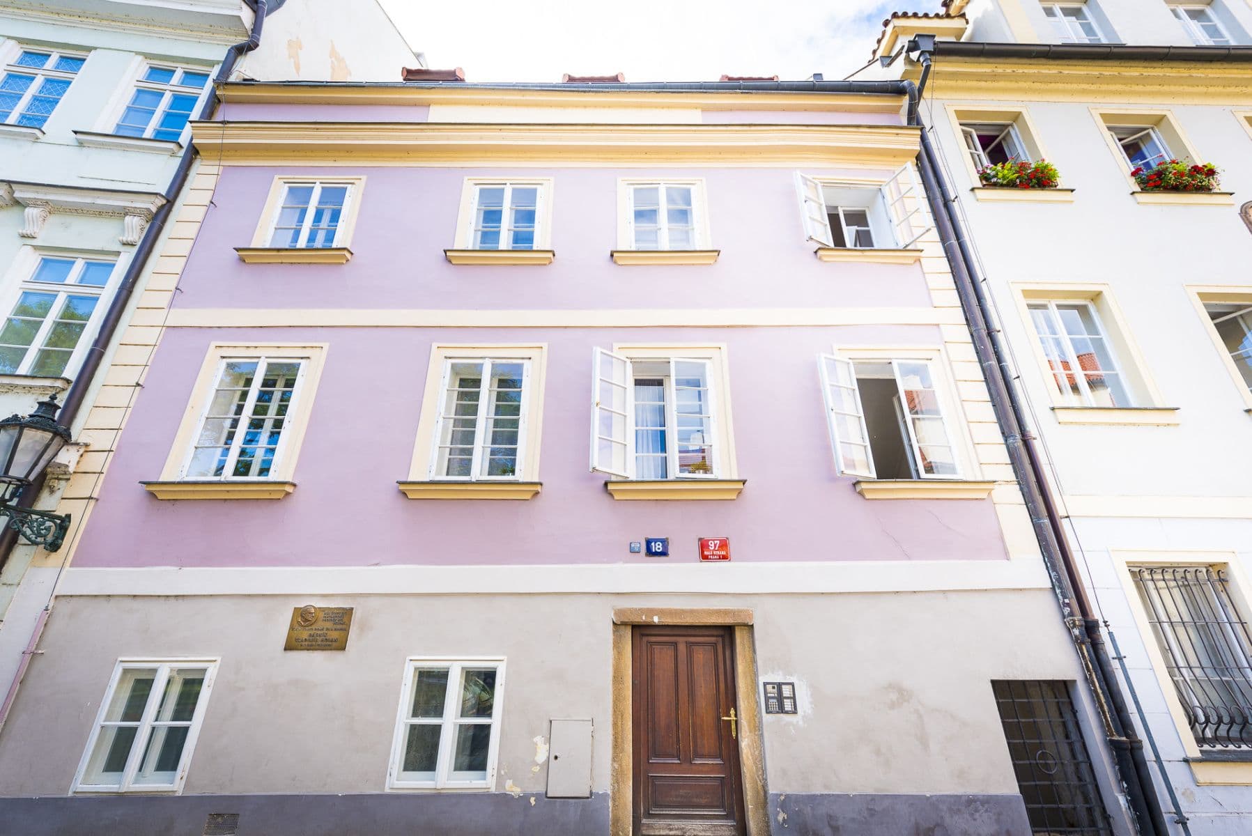 Pronájem bytu  56 m², U Lužického semináře, Praha, Praha