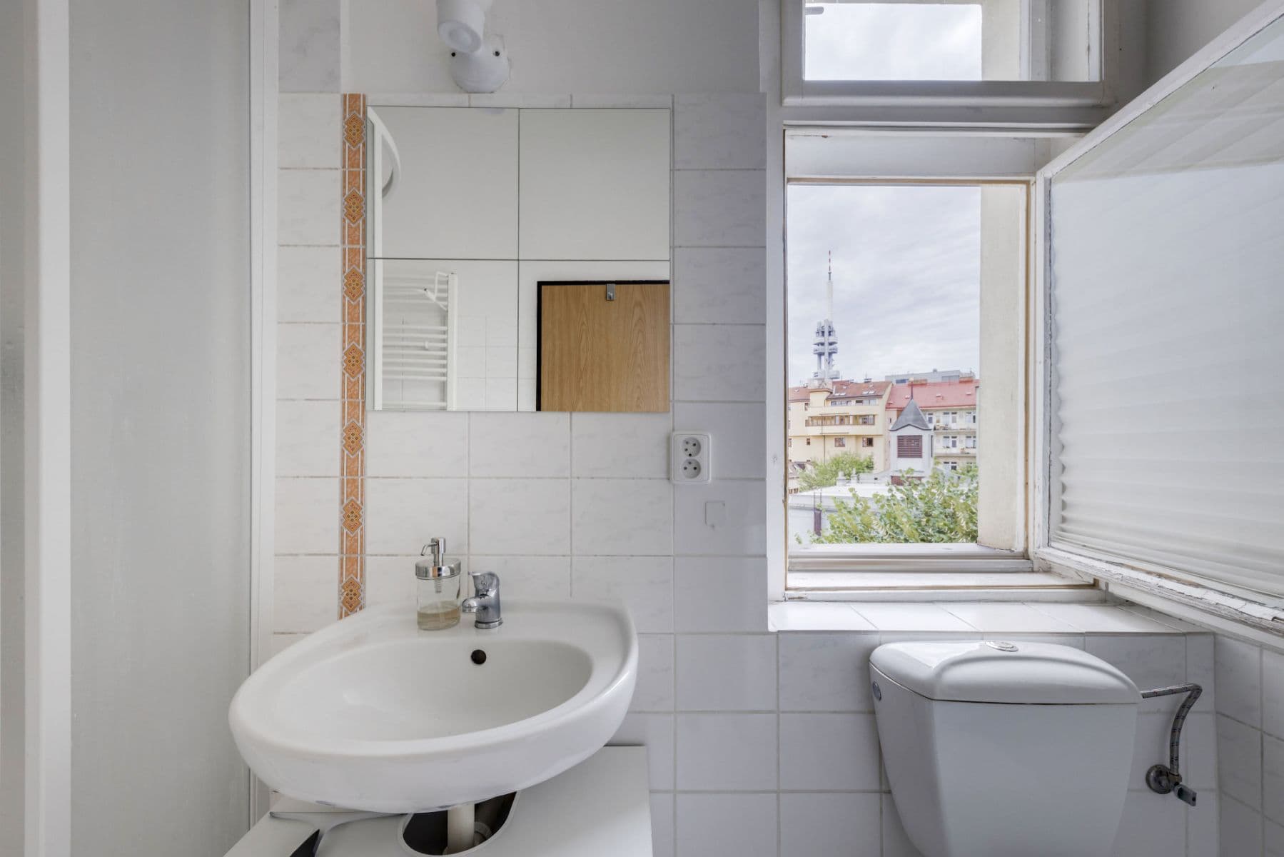 Pronájem bytu  35 m², Roháčova, Praha, Praha