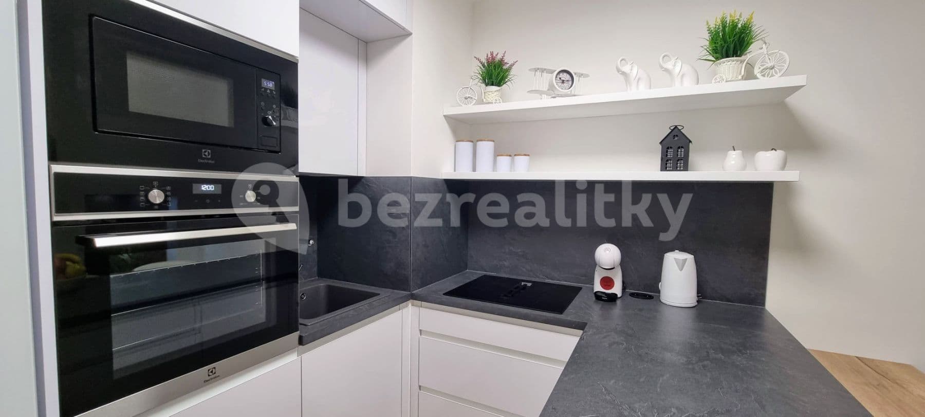 Pronájem bytu  63 m², Sokolovská, Praha, Praha
