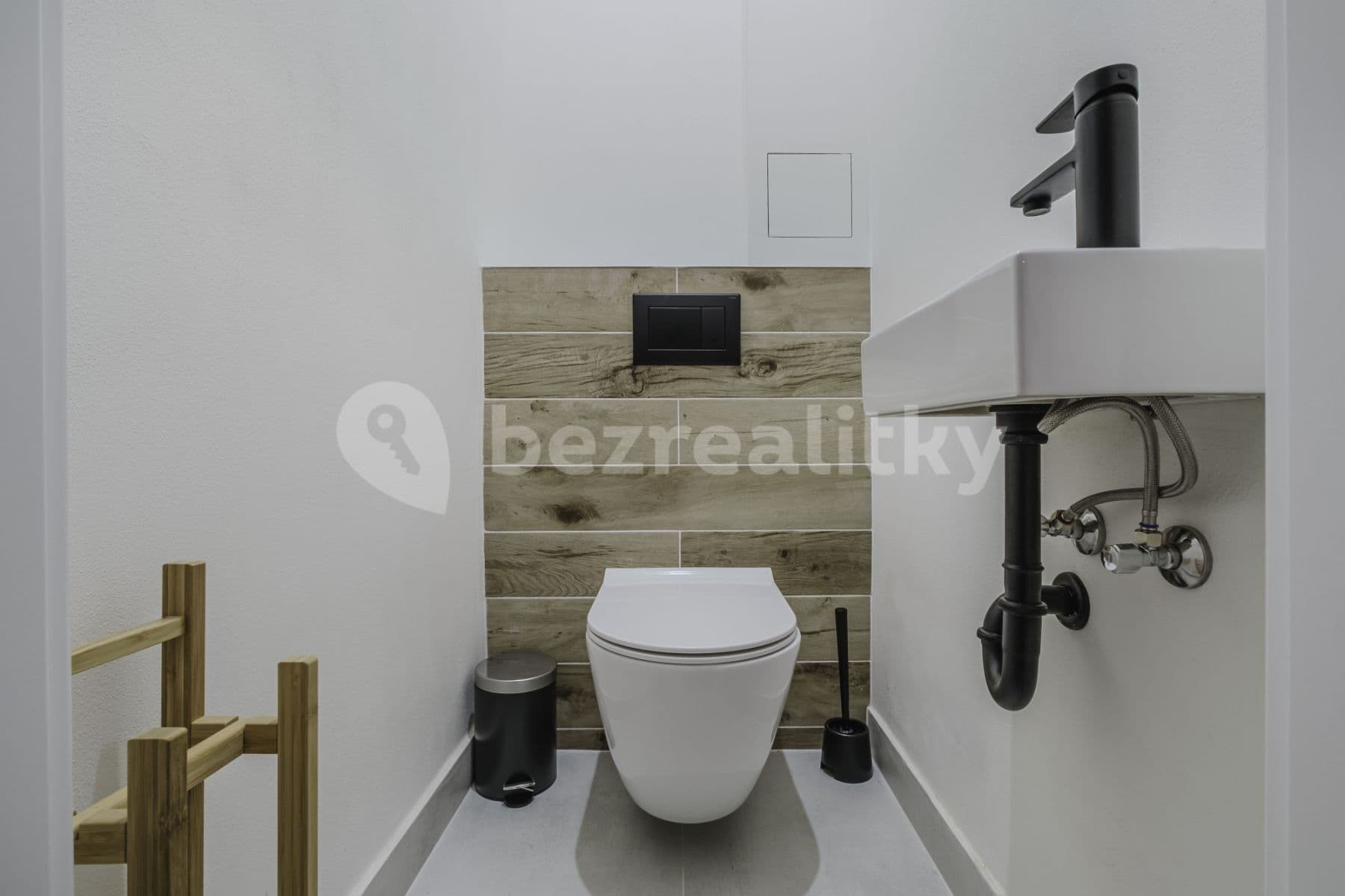 Pronájem bytu  47 m², Pisecka, Praha, Praha