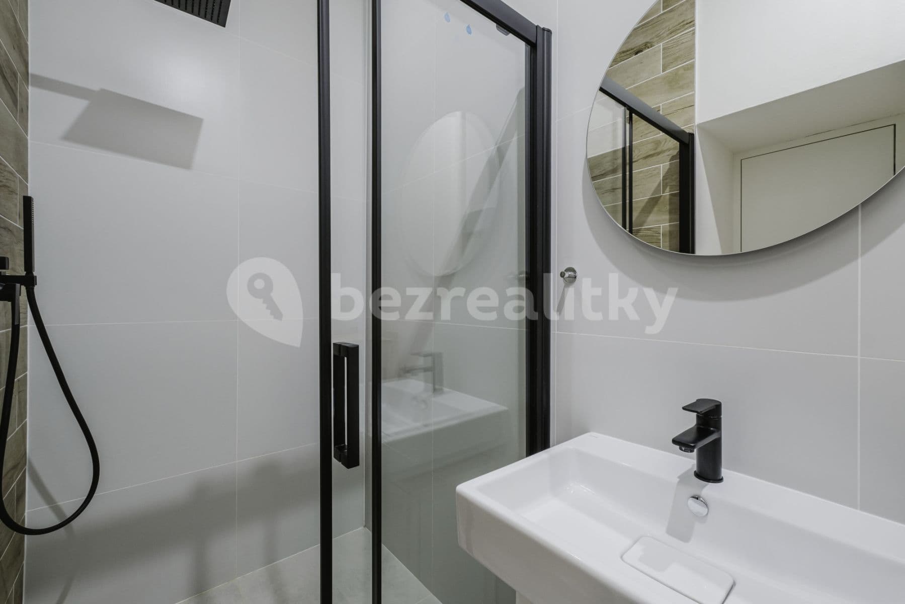 Pronájem bytu  47 m², Pisecka, Praha, Praha