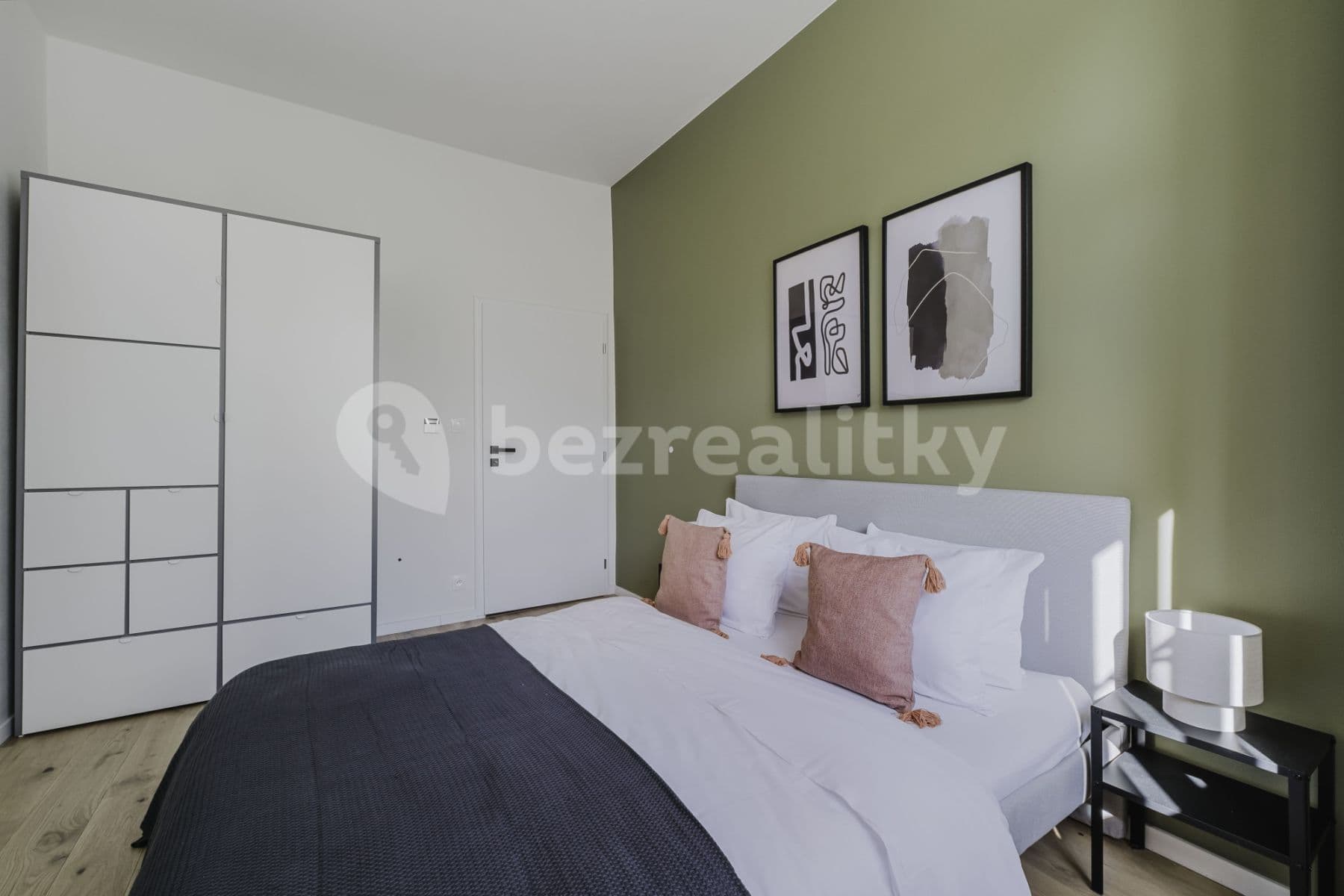 Pronájem bytu  47 m², Pisecka, Praha, Praha