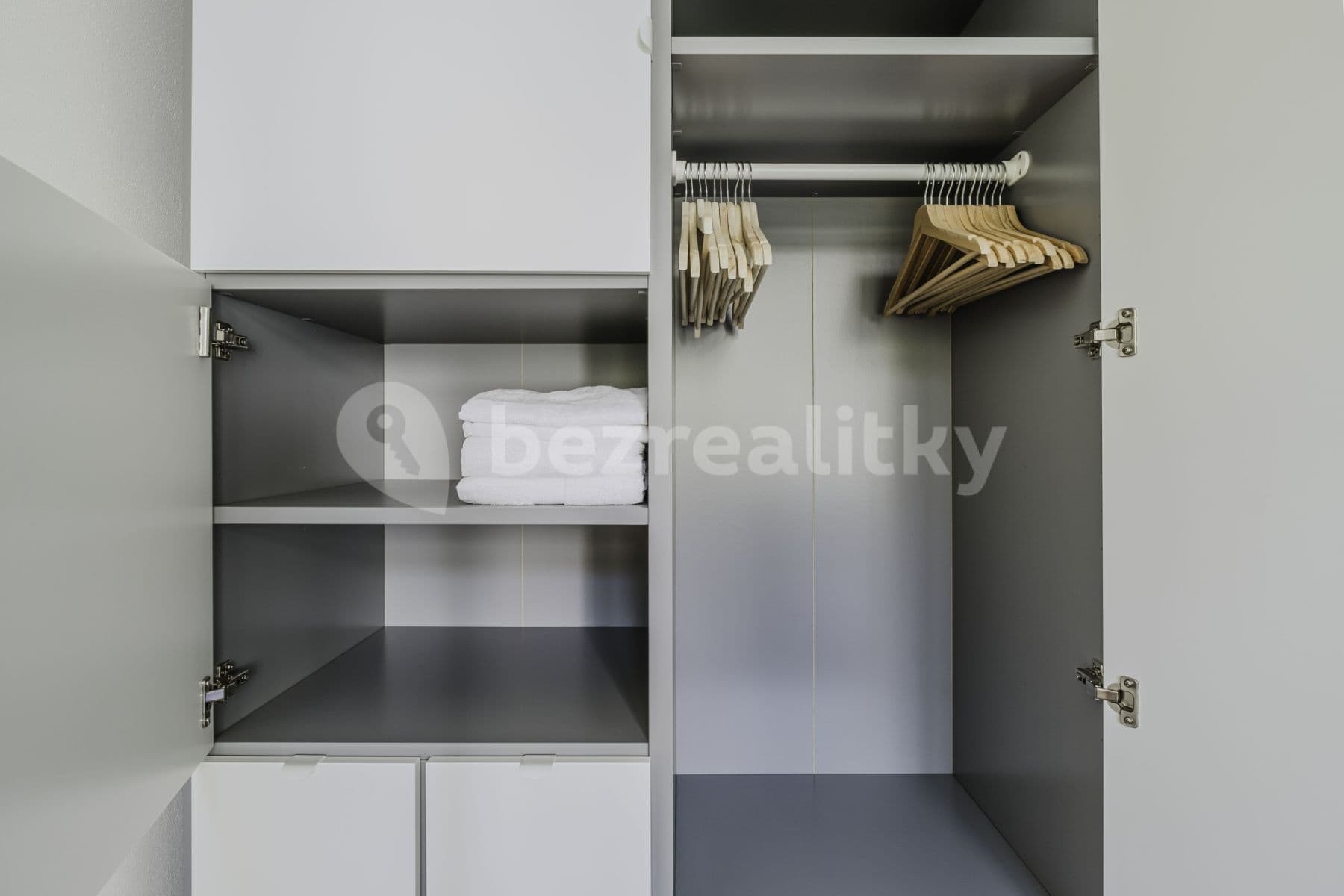 Pronájem bytu  47 m², Pisecka, Praha, Praha