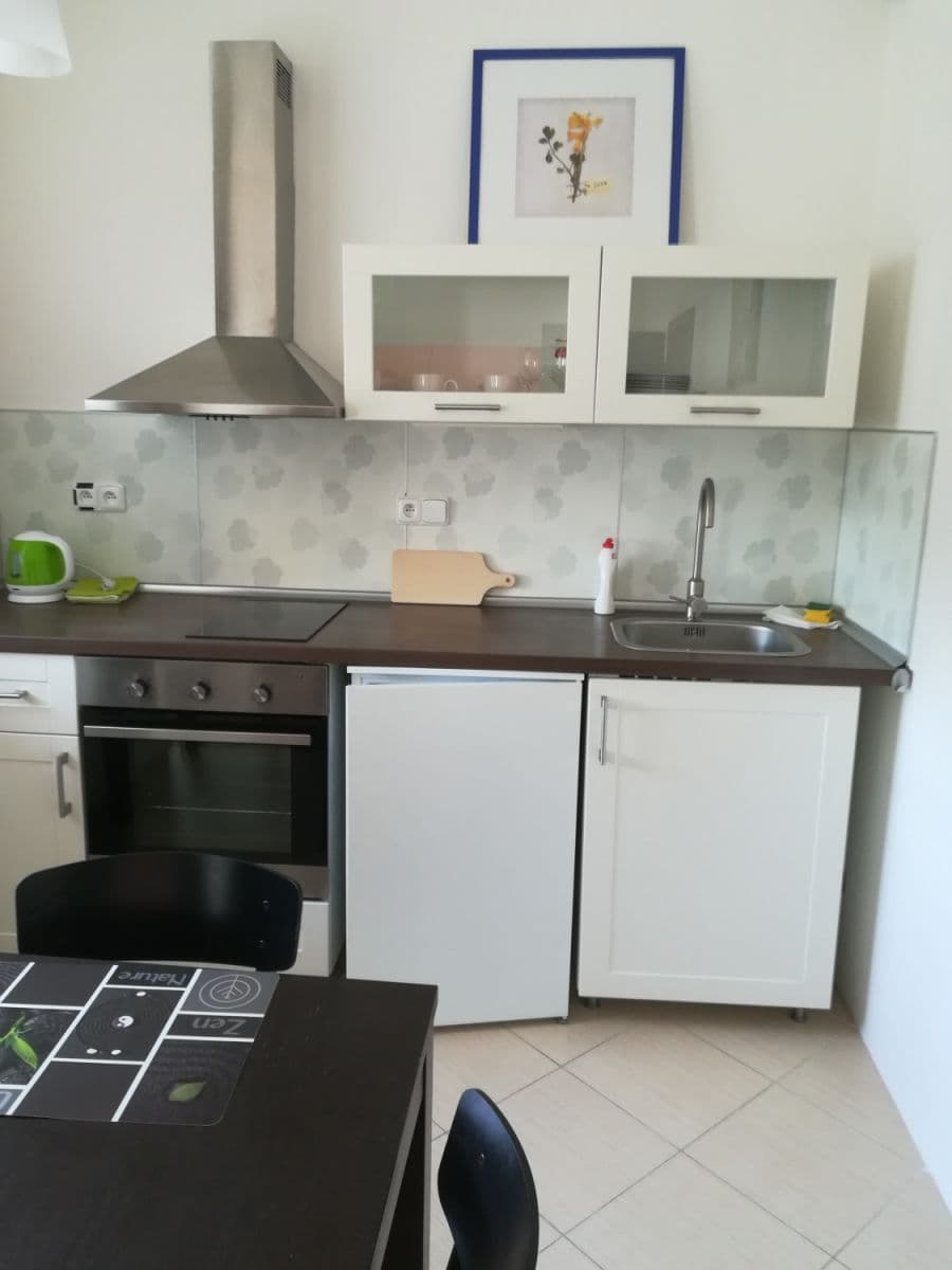 Pronájem bytu  40 m², Nad Přehradou, Praha, Praha