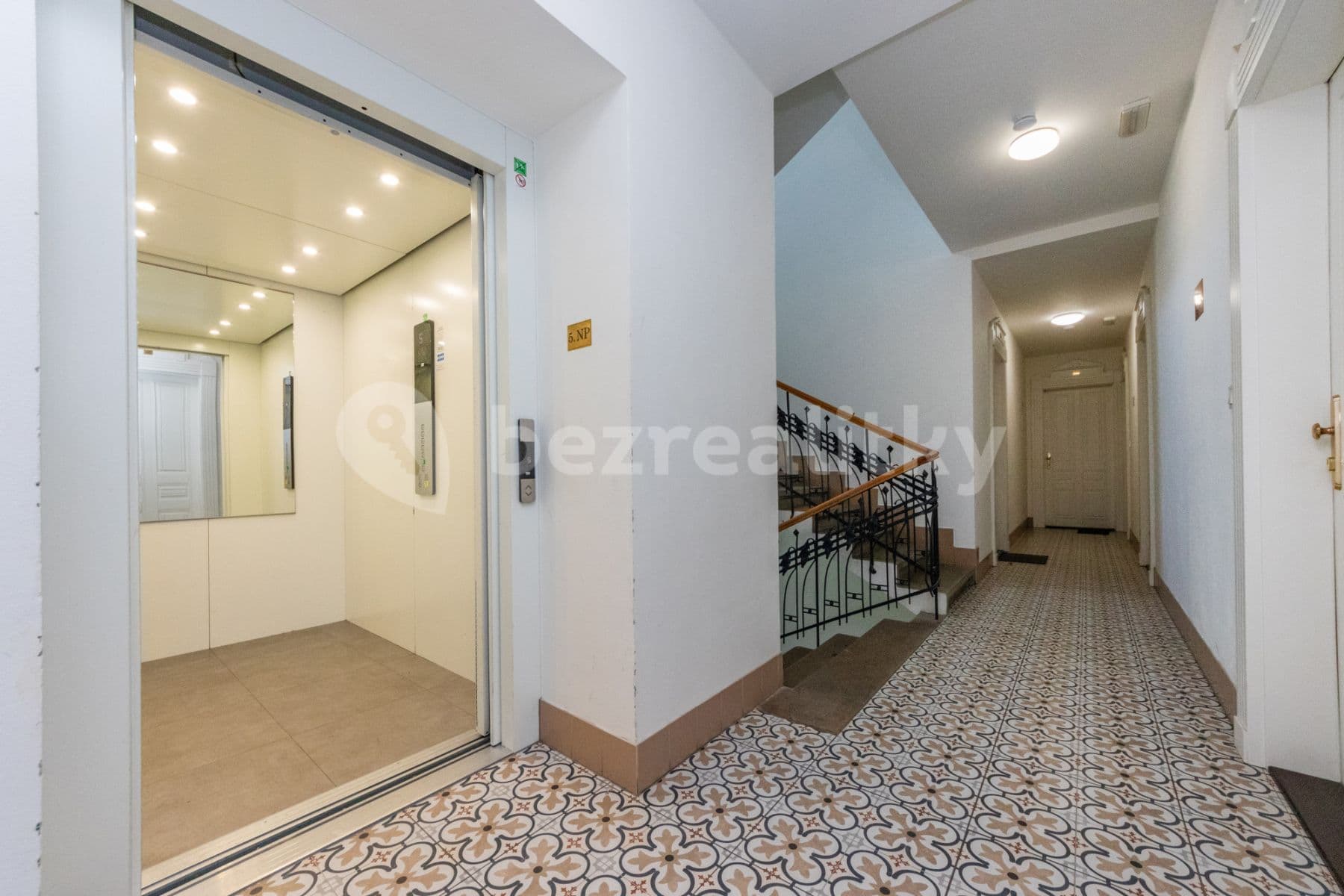 Pronájem bytu  36 m², Slavíkova, Praha, Praha