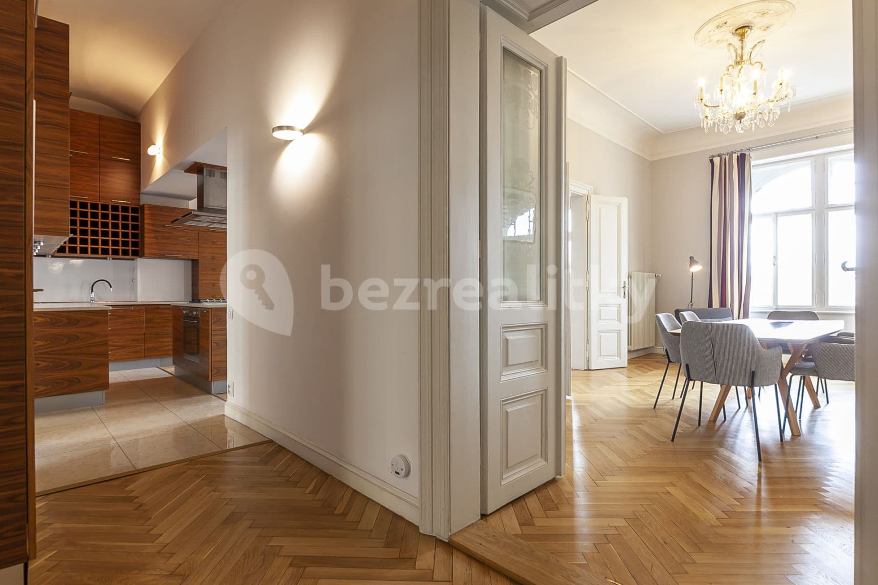 Pronájem bytu  105 m², Masarykovo nábřeží, Praha, Praha