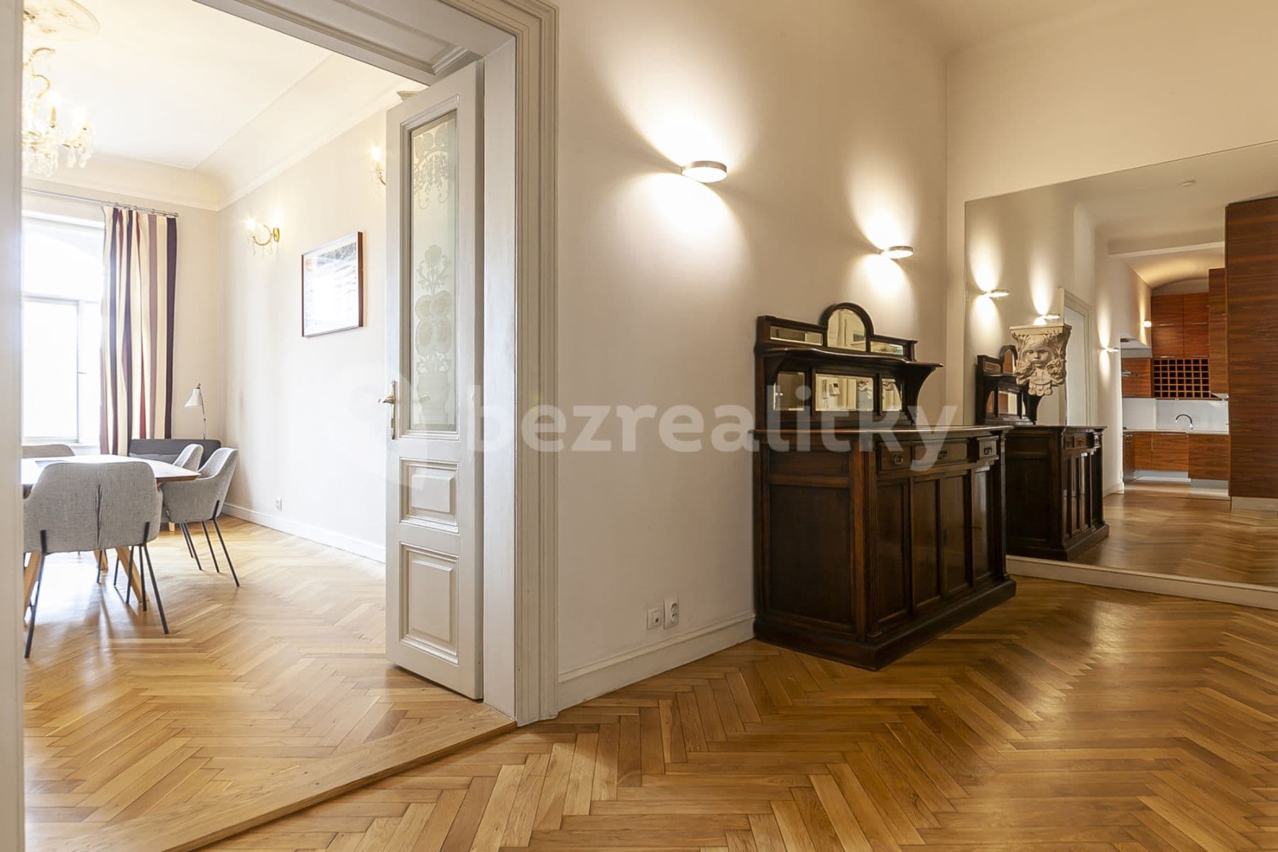Pronájem bytu  105 m², Masarykovo nábřeží, Praha, Praha