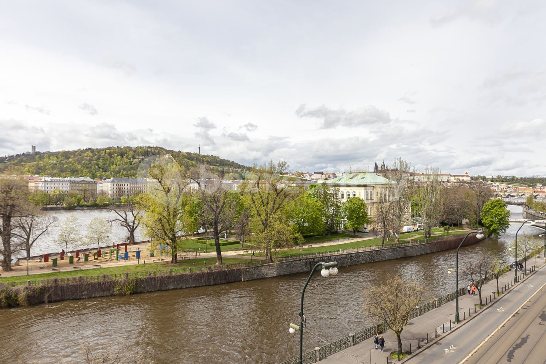 Pronájem bytu  105 m², Masarykovo nábřeží, Praha, Praha