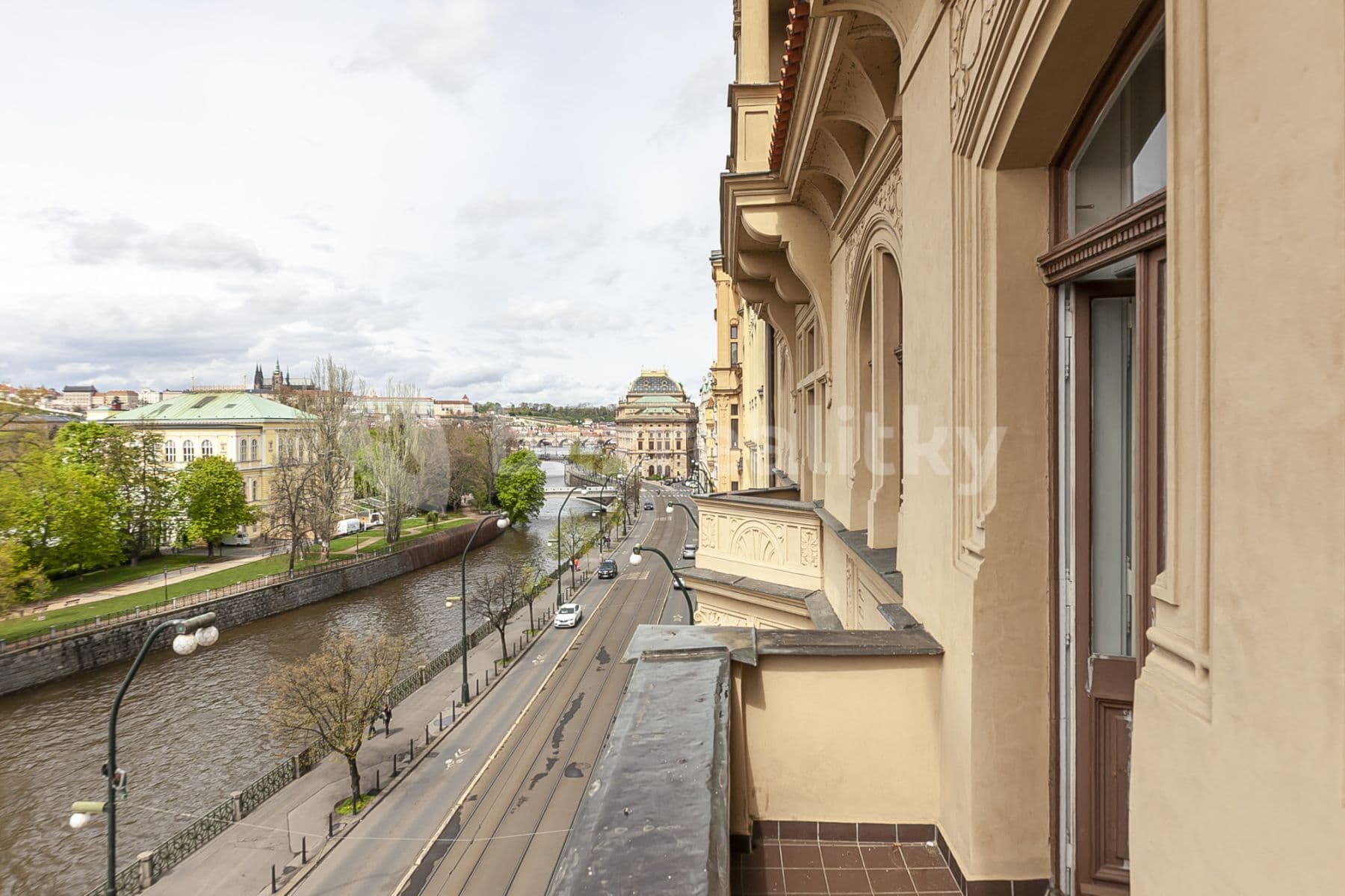Pronájem bytu  105 m², Masarykovo nábřeží, Praha, Praha