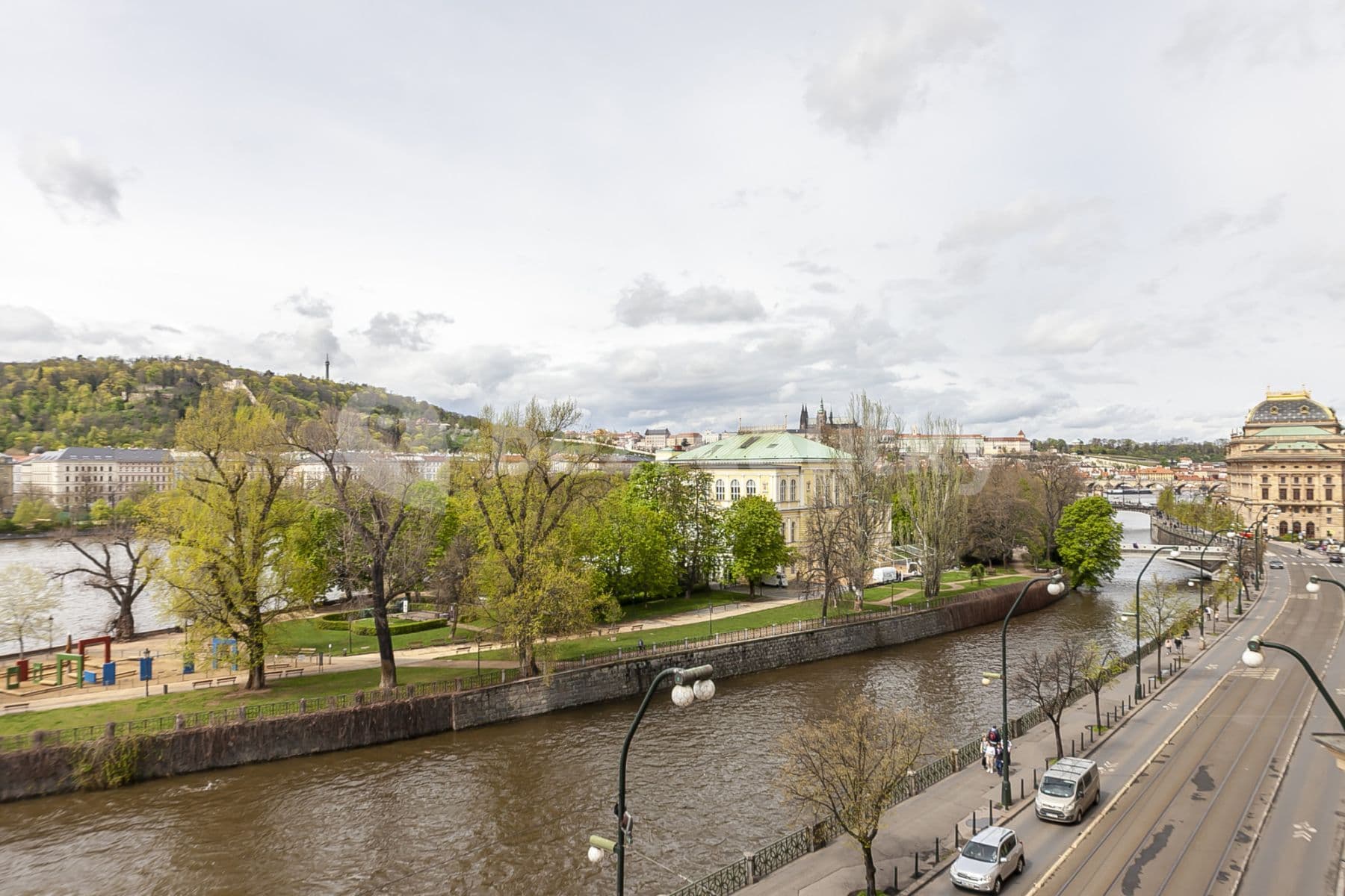 Pronájem bytu  105 m², Masarykovo nábřeží, Praha, Praha
