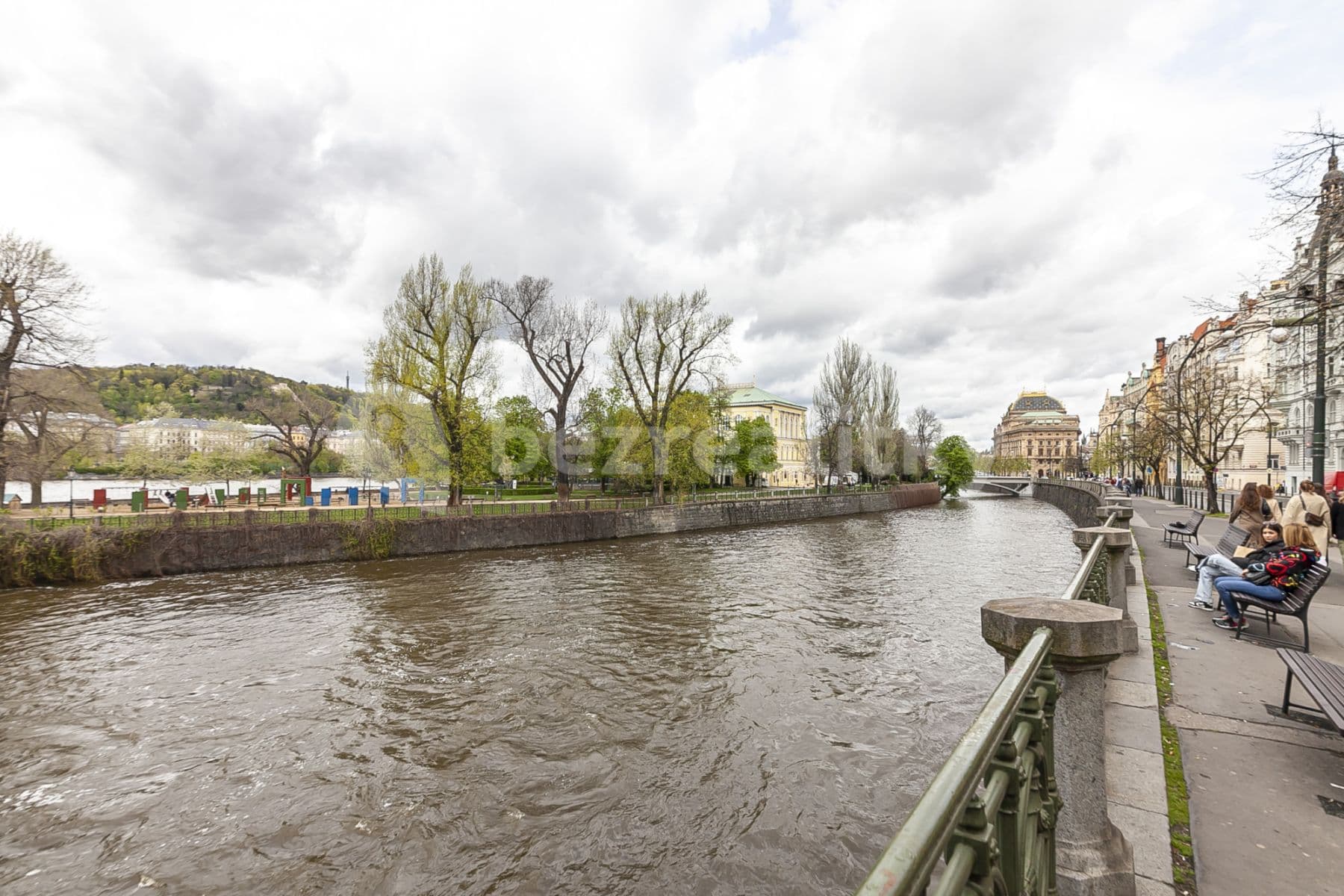 Pronájem bytu  105 m², Masarykovo nábřeží, Praha, Praha