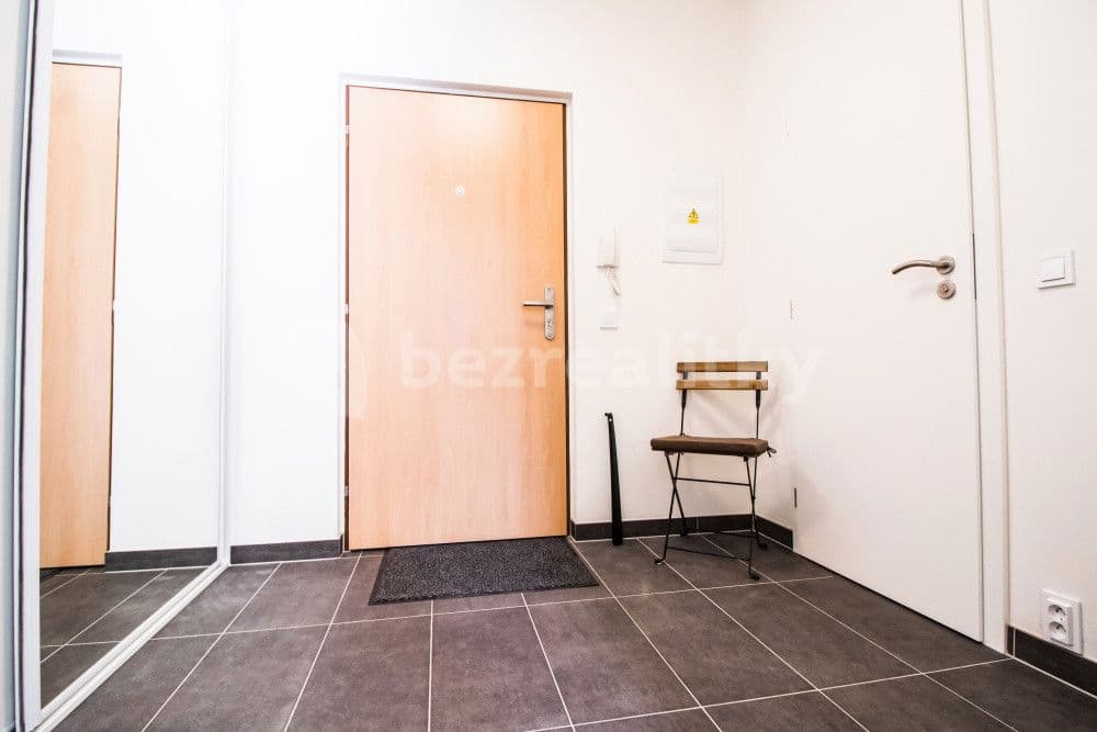Pronájem bytu  35 m², Mojmírova, Praha, Praha