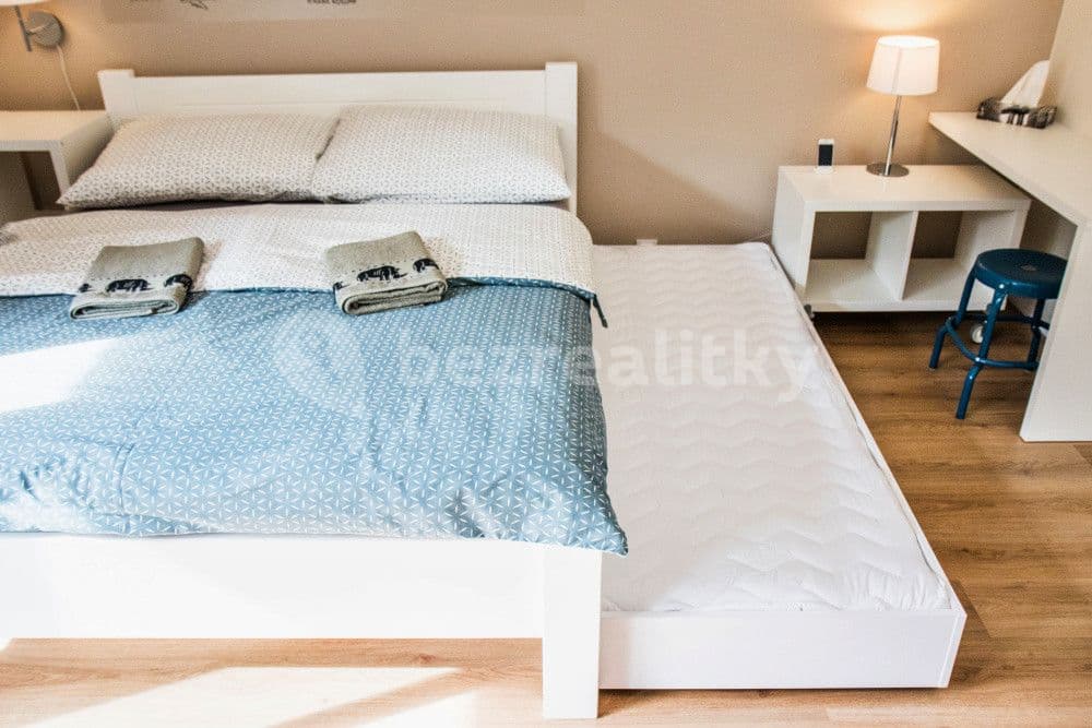Pronájem bytu  35 m², Mojmírova, Praha, Praha
