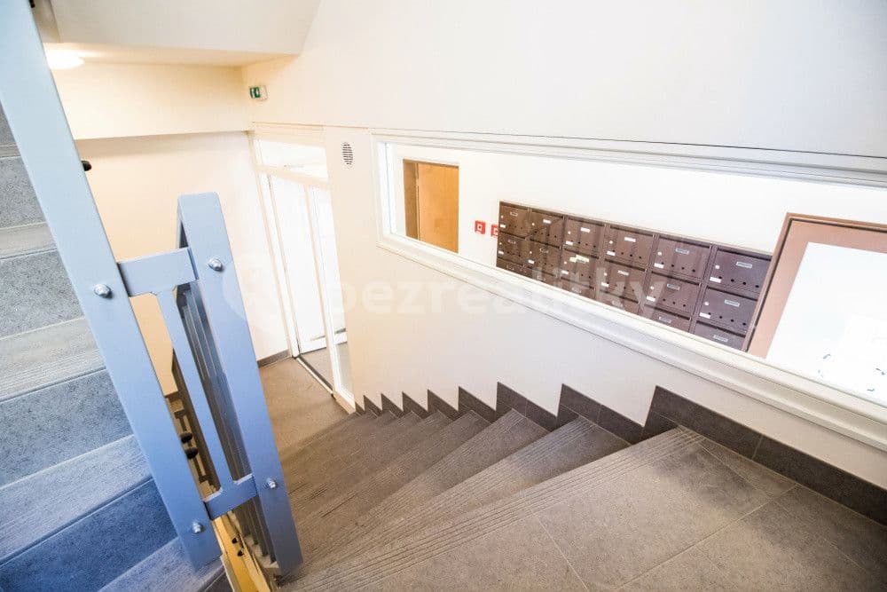 Pronájem bytu  35 m², Mojmírova, Praha, Praha