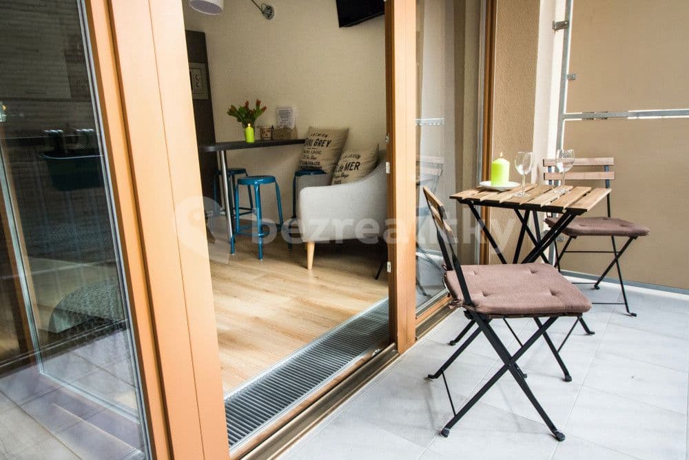 Pronájem bytu  35 m², Mojmírova, Praha, Praha