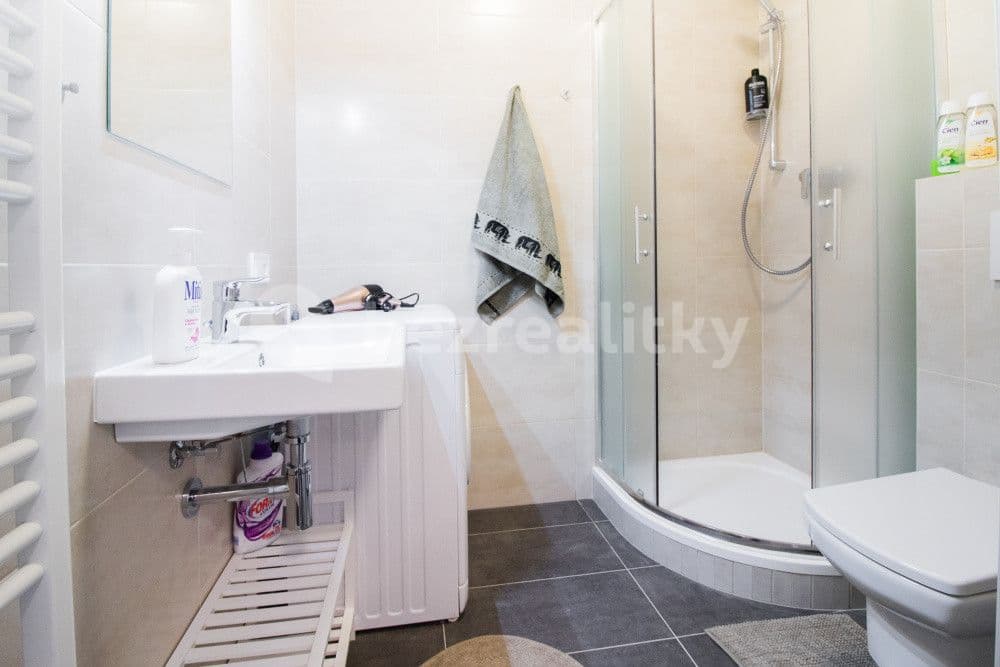 Pronájem bytu  35 m², Mojmírova, Praha, Praha