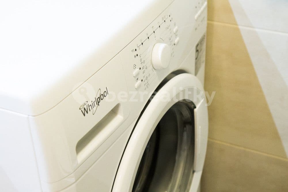 Pronájem bytu  35 m², Mojmírova, Praha, Praha