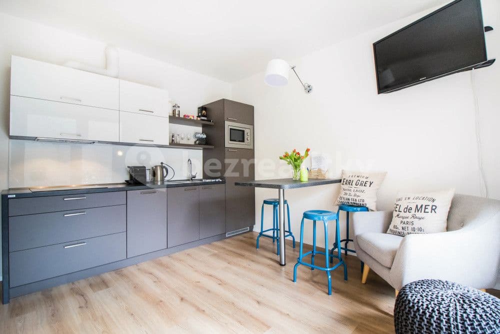 Pronájem bytu  35 m², Mojmírova, Praha, Praha
