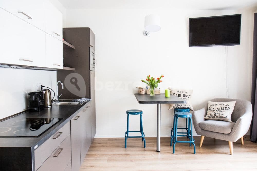 Pronájem bytu  35 m², Mojmírova, Praha, Praha